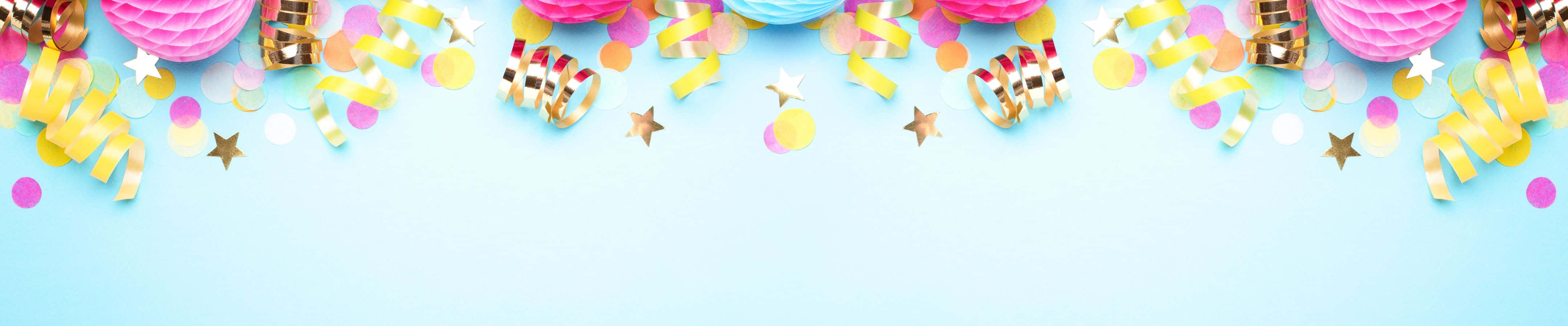 4320x900 桌布 壁紙 — 在柔和的藍色背景上，色彩繽紛的派對裝飾邊框，包括五彩紙屑、彩帶和紙燈籠。