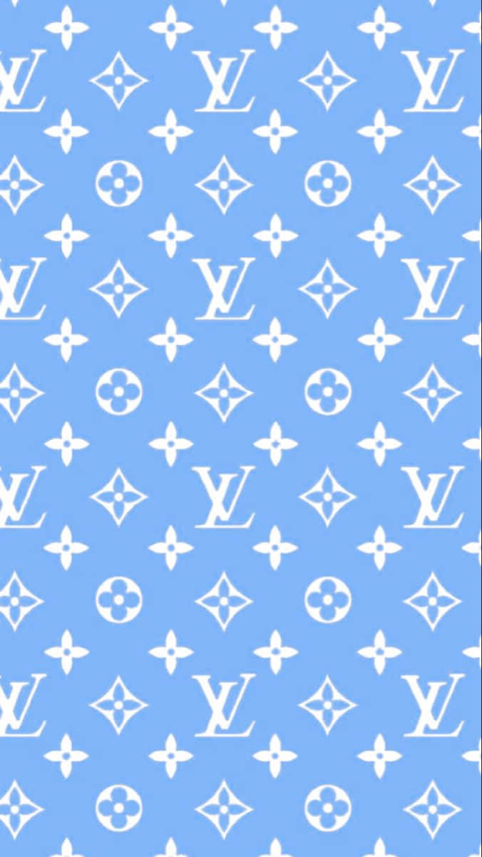 Louis Vuitton Blue 桌布 壁紙 — 在柔和的藍色背景上重複出現的白色路易威登字母組合標誌圖案。