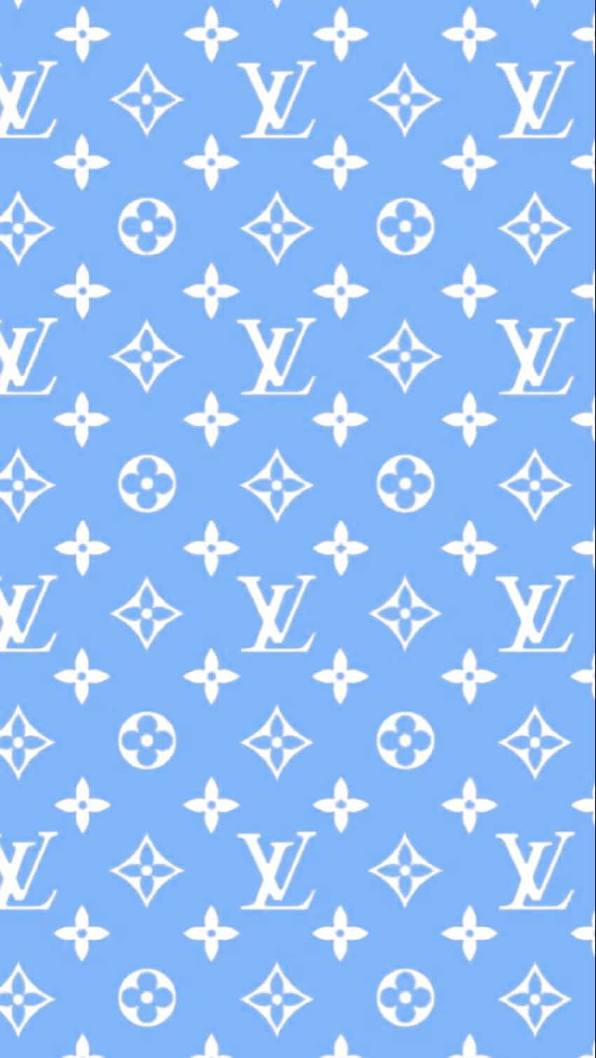 Louis Vuitton Pattern 桌布 壁紙 — 在柔和的藍色背景上重複出現的白色 Louis Vuitton 字母組合標誌圖案。