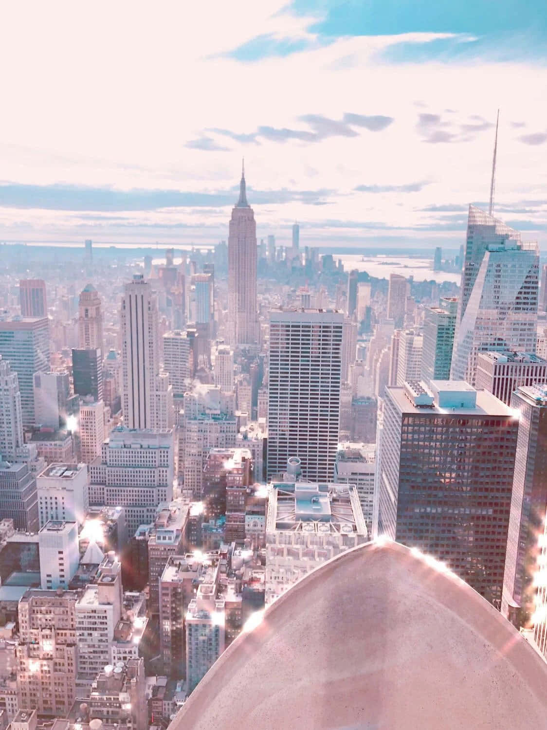 Nyc Aesthetic 桌布 壁紙 — 在柔和粉彩天空下，紐約市天際線的夢幻航拍圖，帝國大廈突出顯眼。