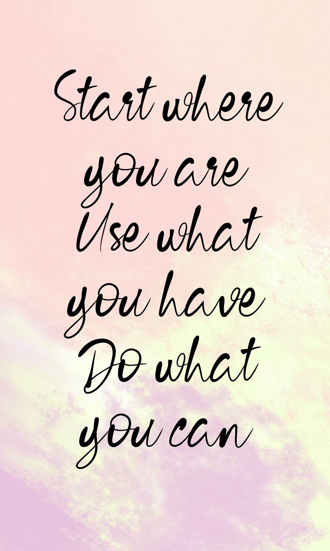 Inspirational Quotes 桌布 壁紙 — 在柔和粉彩水彩背景（粉紅和薰衣草色調）上，以優雅黑色字體呈現的勵志名言。