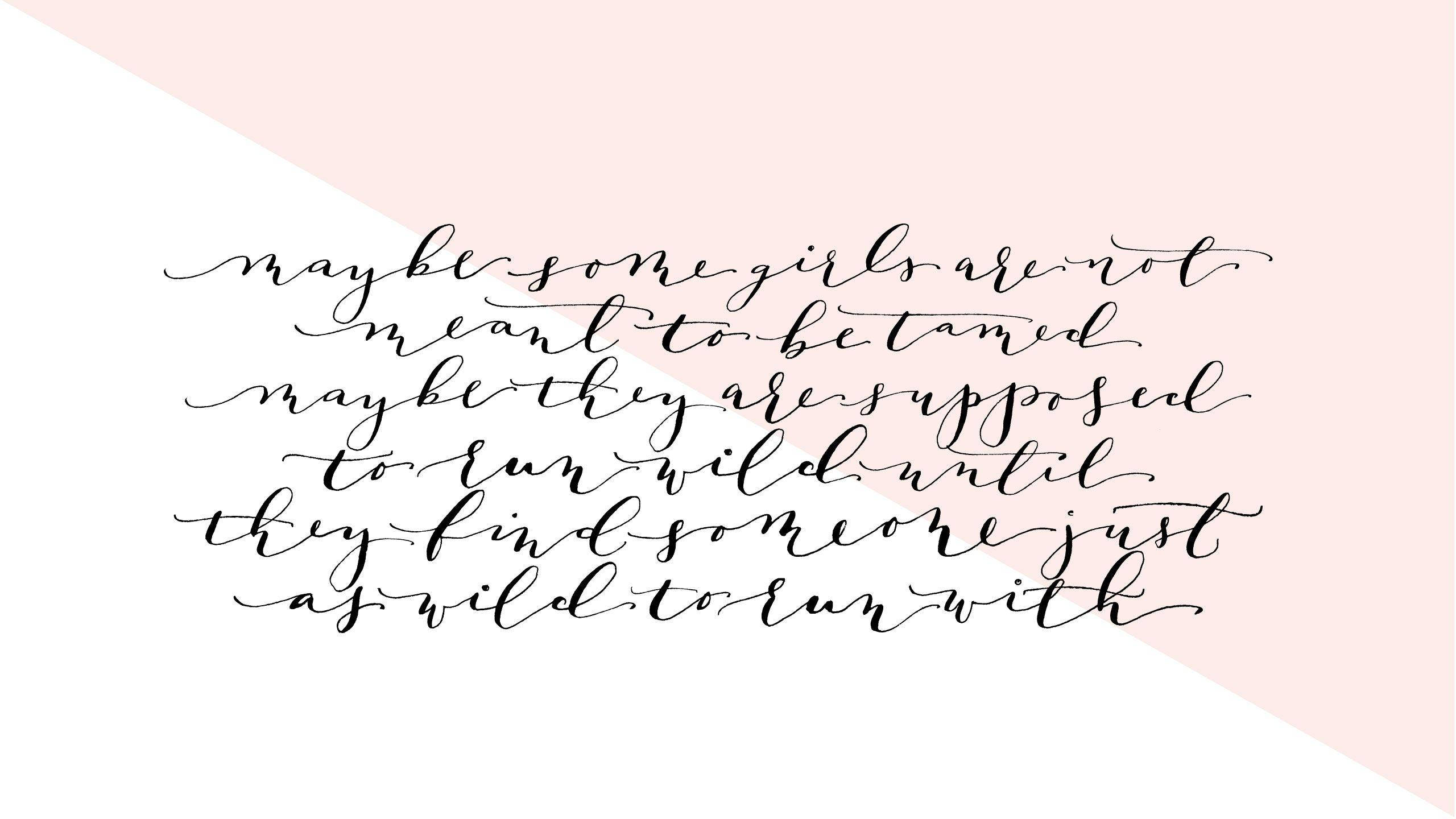 Cute Writing 桌布 壁紙 — 在柔和粉紅與白色的幾何背景上，優雅的黑色書法文字。