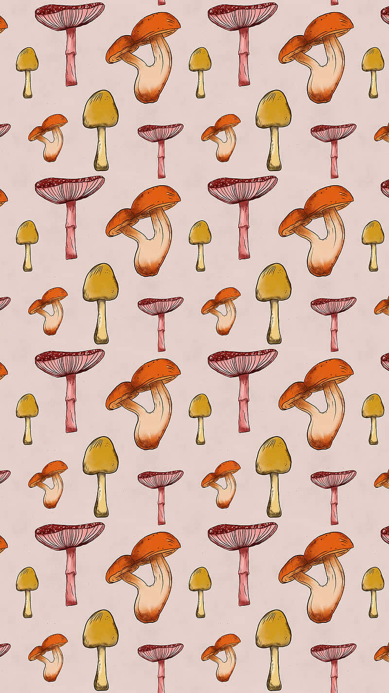 Mushroom Aesthetic 桌布 壁紙 — 在柔和粉紅色背景上，以溫暖大地色調重複出現的風格化蘑菇圖案。