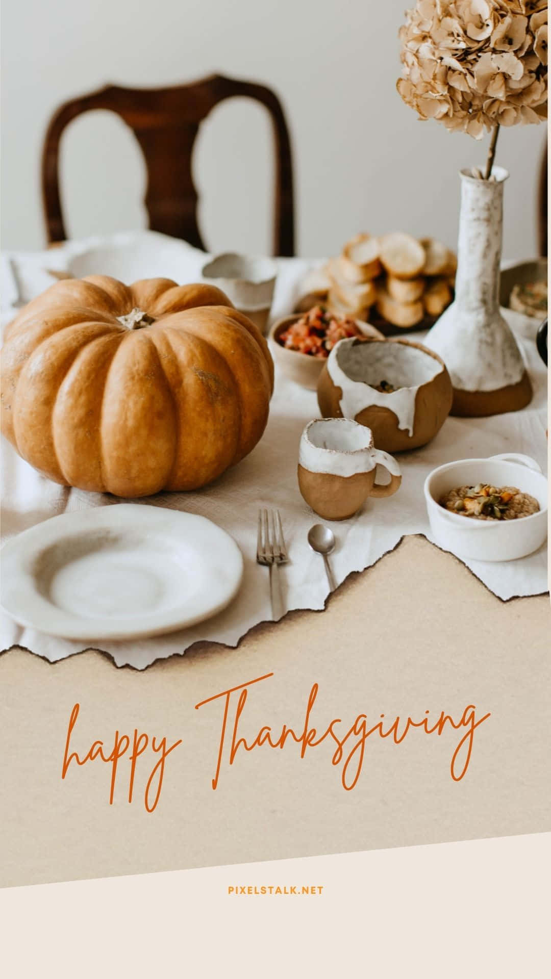 Beautiful Thanksgiving 桌布 壁紙 — 在柔和自然光下，一張鄉村風格的感恩節餐桌，擺放著大南瓜碗和一瓶乾繡球花。