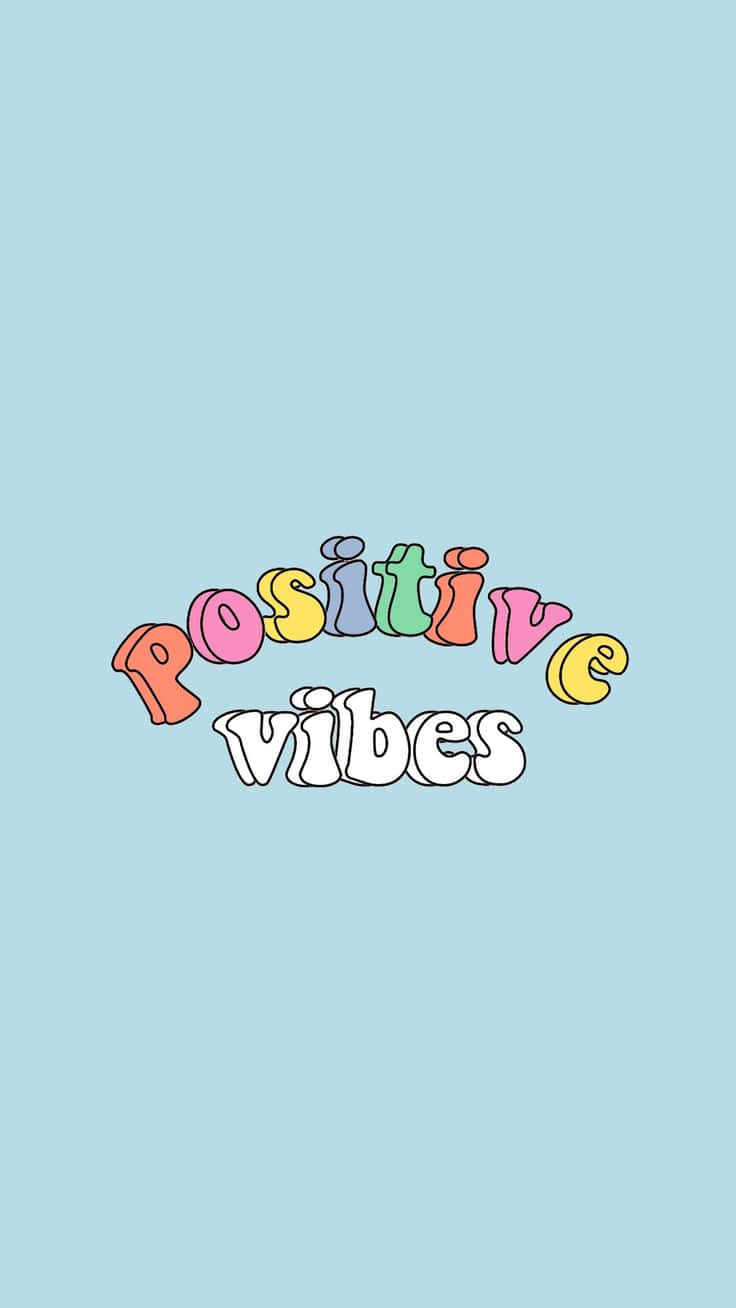 positive vibes 桌布 壁紙 — 在柔和藍色背景上，以泡泡字體呈現色彩繽紛、俏皮的文字「Positive vibes」。