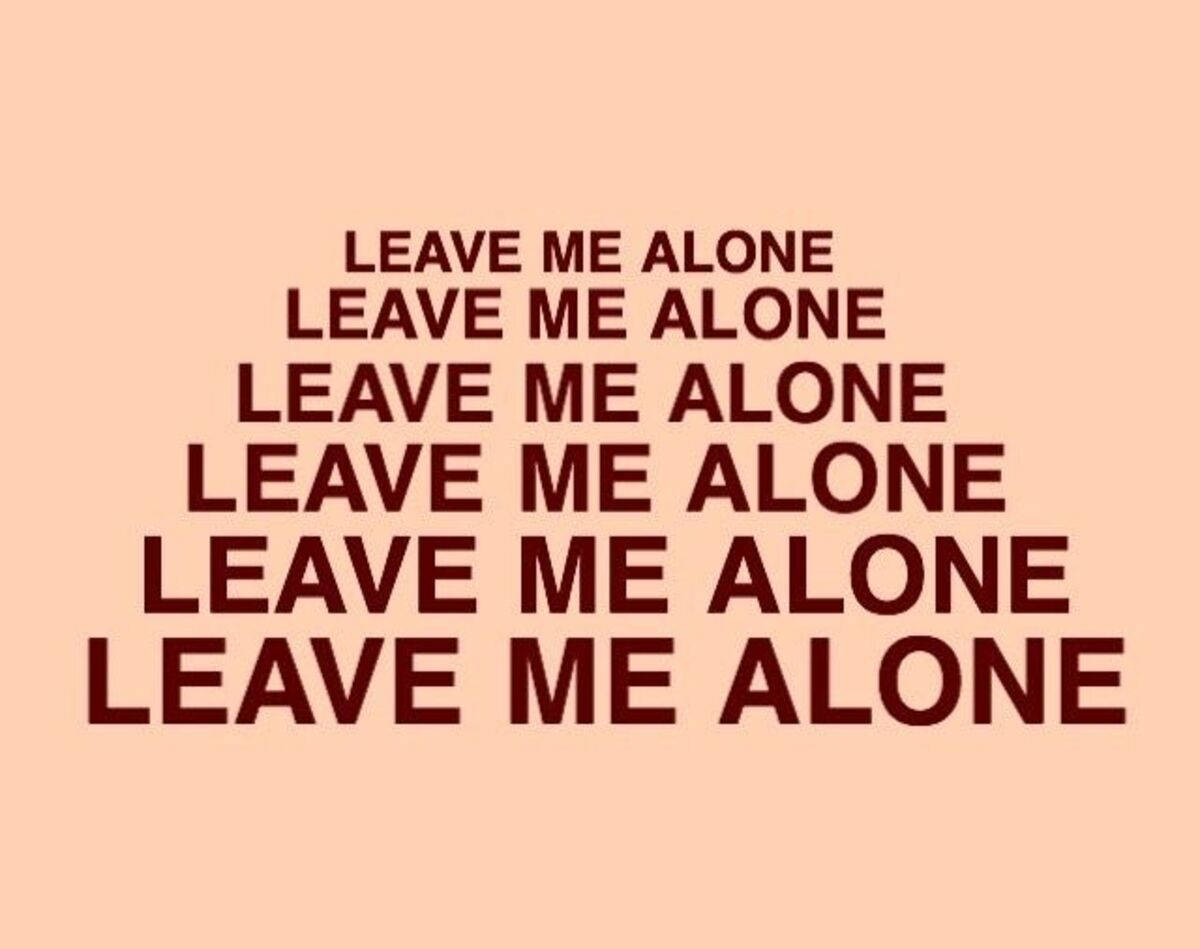 Quote 桌布 壁紙 — 在柔和蜜桃色背景上，以粗體栗色文字重複 'LEAVE ME ALONE' 形成金字塔形狀。