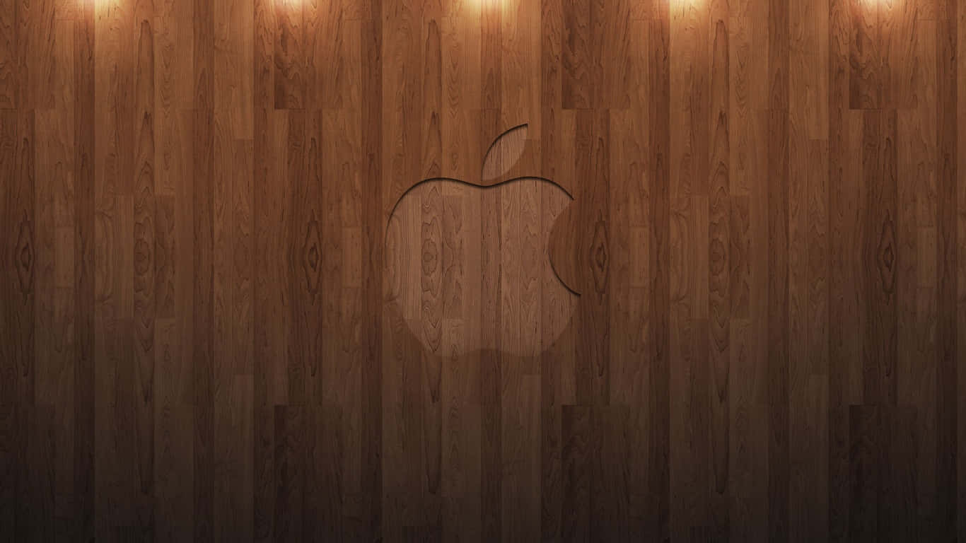 1366x768 Apple 桌布 壁紙 — 在柔和頂燈下，溫暖木板上刻有簡約的Apple標誌。