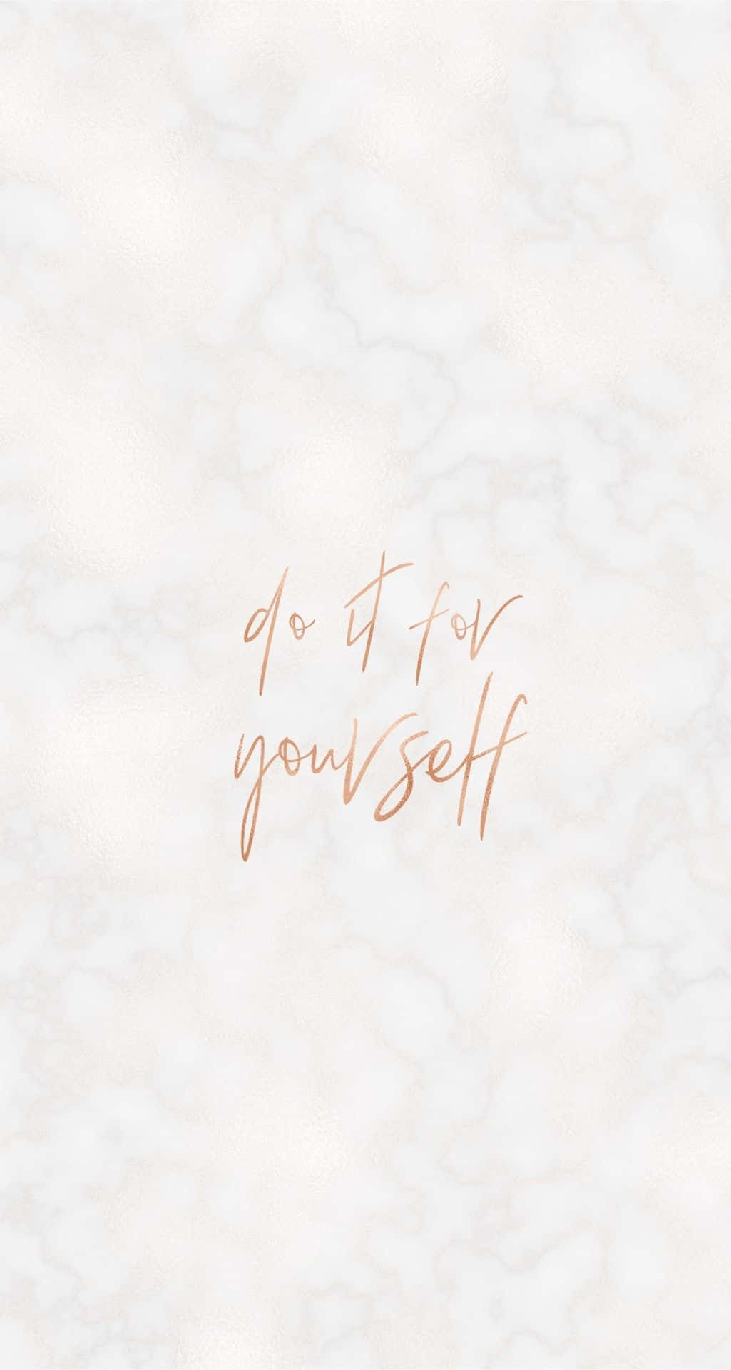 Inspirational Phone 桌布 壁紙 — 在柔軟的白色大理石背景上，優雅的玫瑰金色草書文字寫著 do it for yourself。
