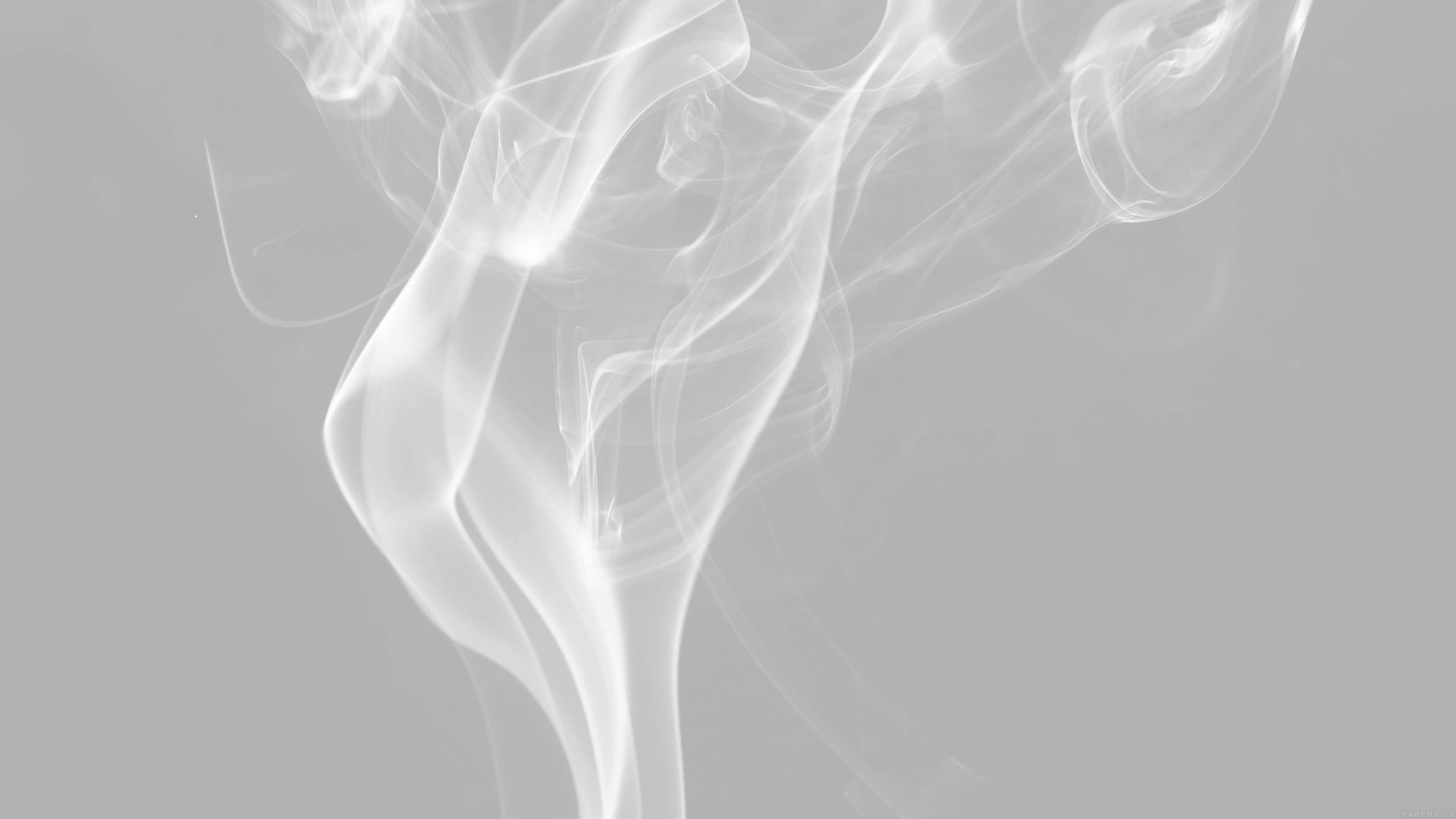 White Smoke 桌布 壁紙 — 在極簡抽象構圖中，空靈的白煙在柔和的灰色背景上優雅地捲曲。