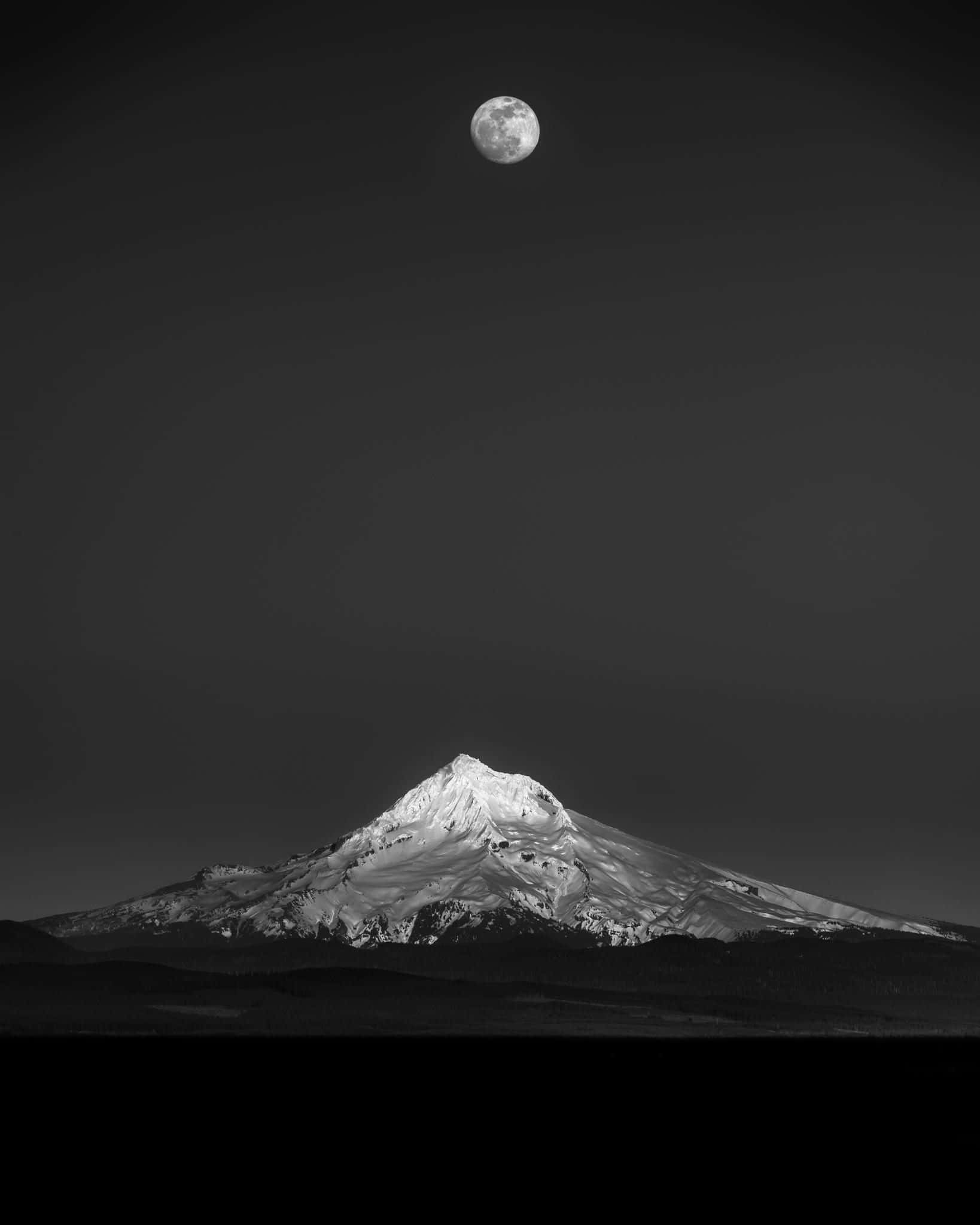 Beautiful Sky 桌布 壁紙 — 在極簡的夜空下，一座黑白分明的山峰在滿月下聳立。