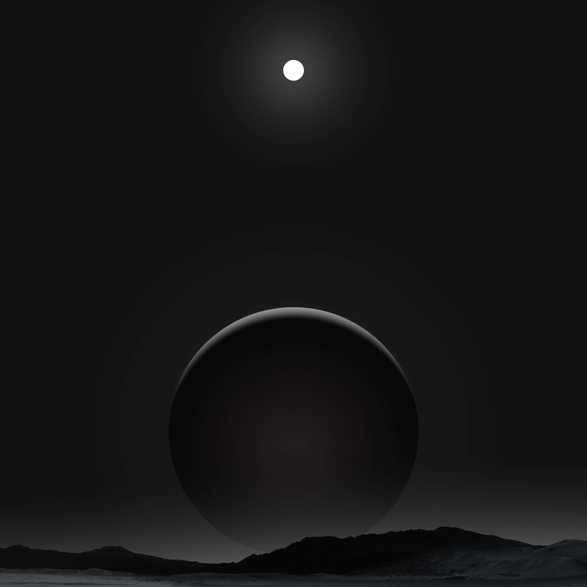 Black Gradient 桌布 壁紙 — 在極簡的宇宙場景中，一顆嚴峻的黑色行星懸浮在荒蕪的地景之上，下方是一輪孤獨的明亮月亮。