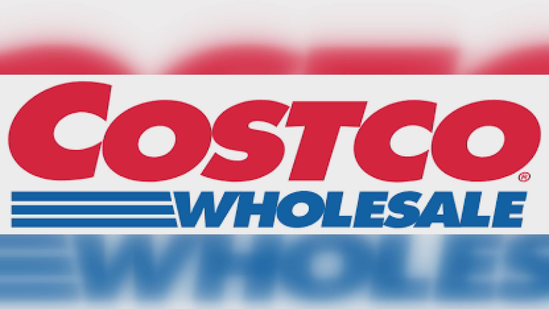 Costco 桌布 壁紙 — 在模糊的白色背景上，帶有藍色條紋的醒目紅色 Costco Wholesale 標誌。