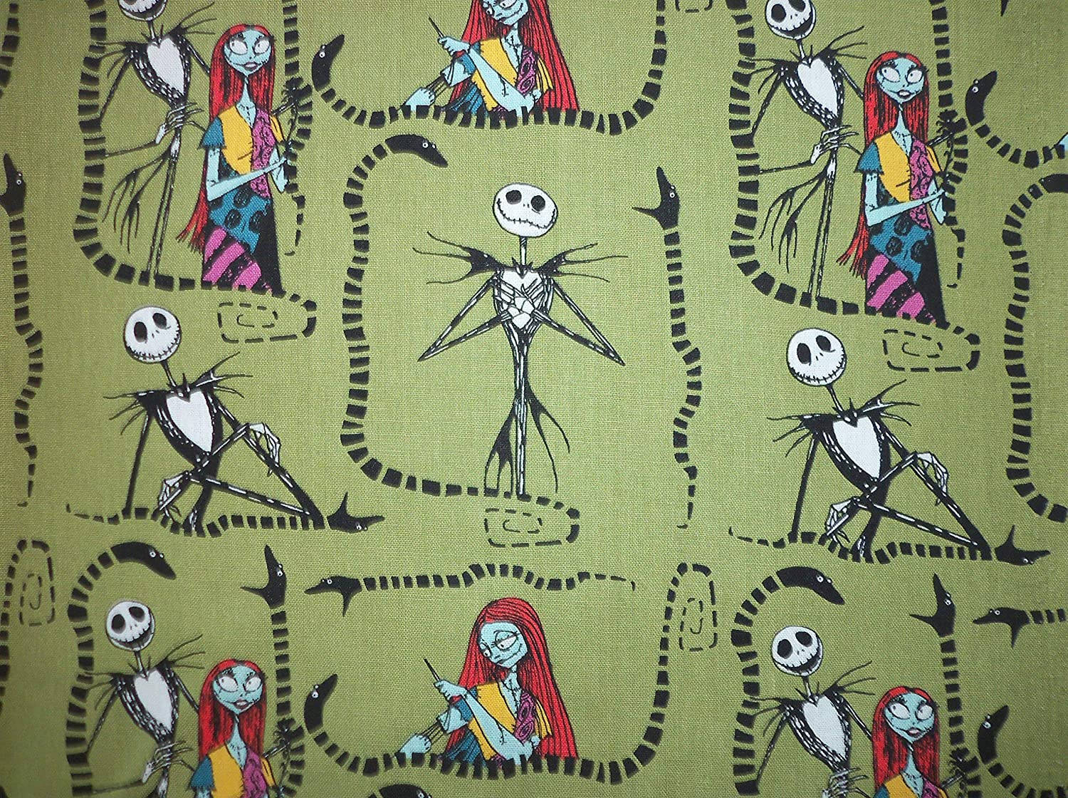 nightmare 桌布 壁紙 — 在橄欖綠色布料上，帶有黑色輪廓的《聖誕夜驚魂》Jack Skellington 和 Sally 的重複圖案。