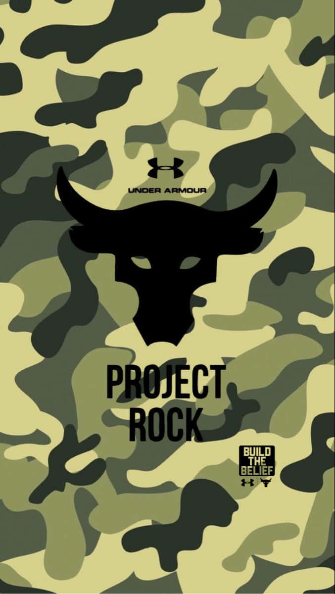 Project Rock 桌布 壁紙 — 在橄欖綠迷彩背景上，帶有「Project Rock」文字的醒目黑色公牛頭骨標誌。