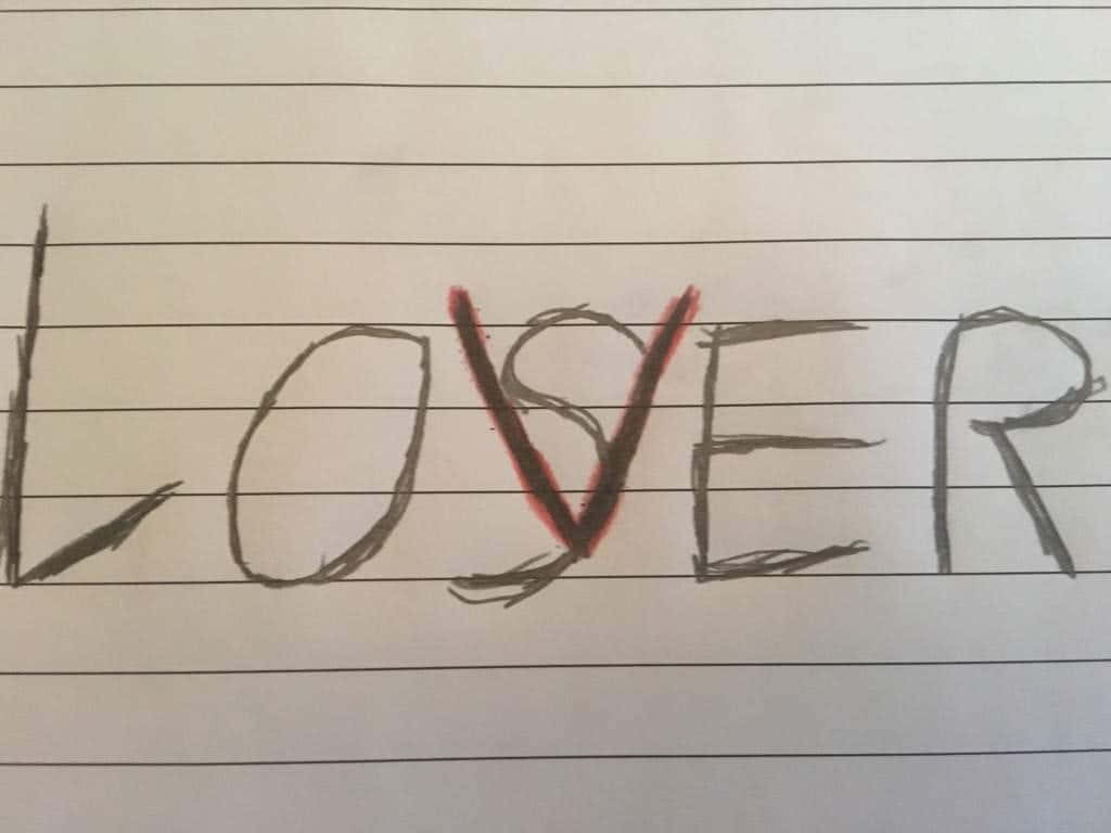 Lover Loser 桌布 壁紙 — 在橫線紙上手寫的「LOSER」字樣，其中「V」用紅色麥克筆劃掉。