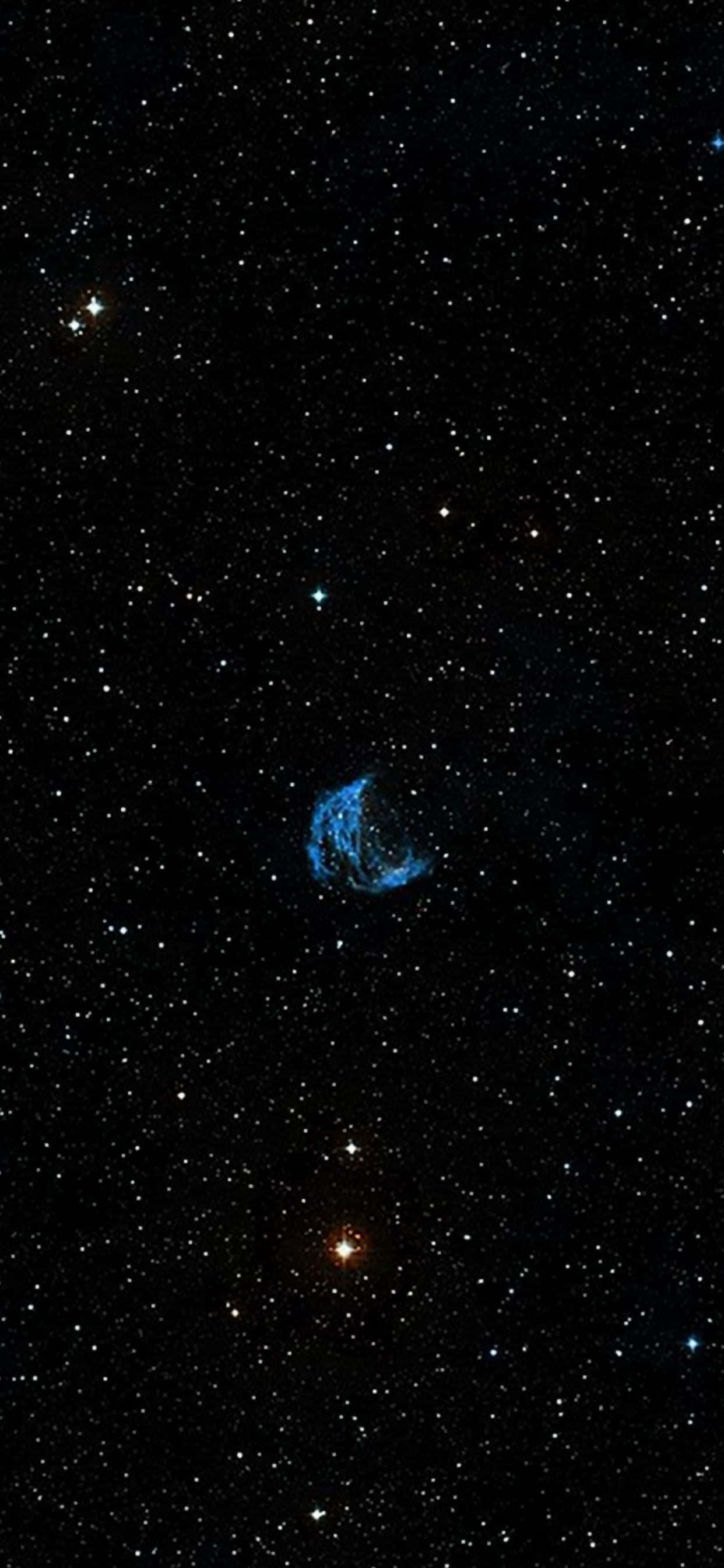 Black Space 桌布 壁紙 — 在浩瀚黑暗的宇宙中，一顆發光的藍色星雲在密集的星場中閃耀。