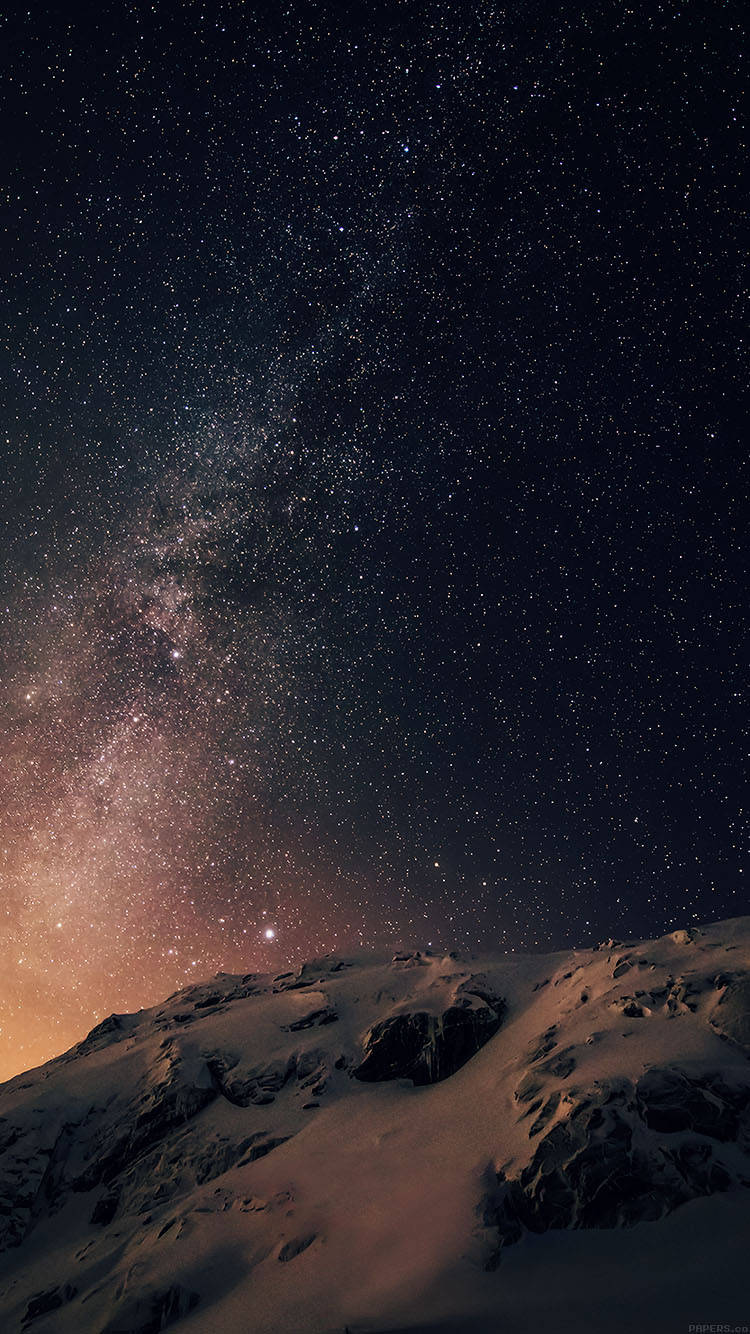 山景 桌布 壁紙 — 在深暮色中，銀河閃耀的璀璨星空下，積雪的山脊。
