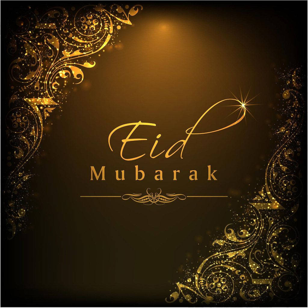 Eid Mubarak 桌布 壁紙 — 在深棕色背景上，優雅的金色Eid Mubarak文字被華麗的漩渦和閃爍的光芒所環繞。