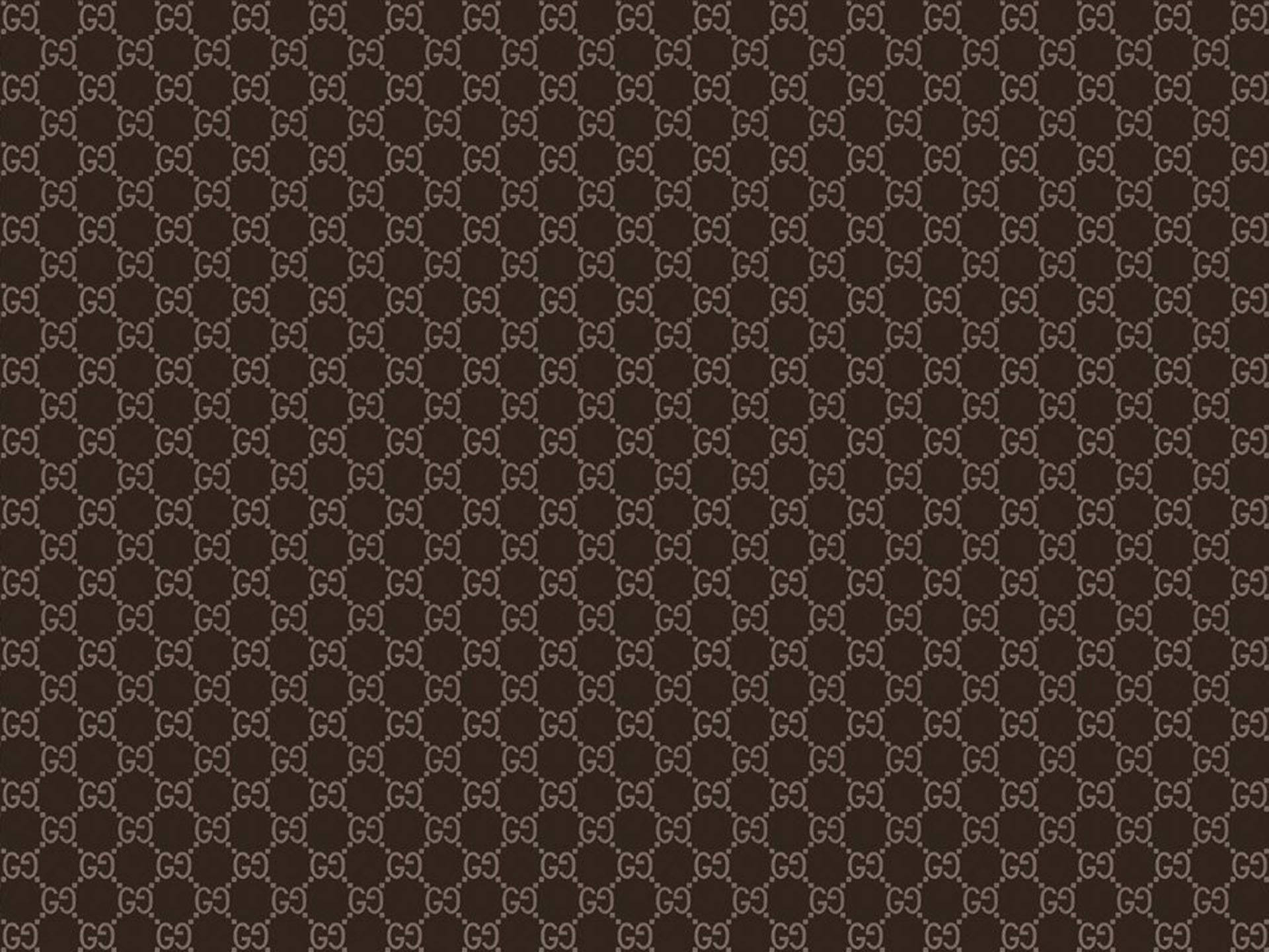 Gucci Pattern 桌布 壁紙 — 在深棕色背景上重複出現的米色交織GG字母組合圖案。