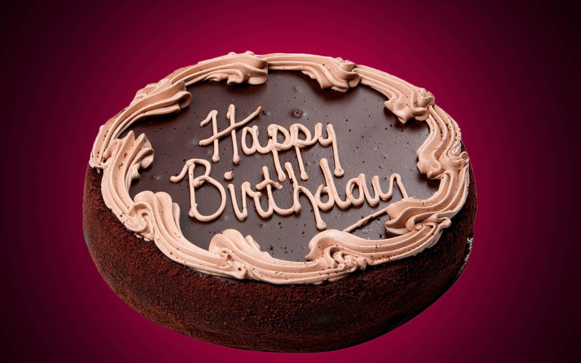 Happy Birthday Cake 桌布 壁紙 — 在深洋紅色背景上，一個豐富的巧克力生日蛋糕，帶有擠花奶油邊和「Happy Birthday」字樣。