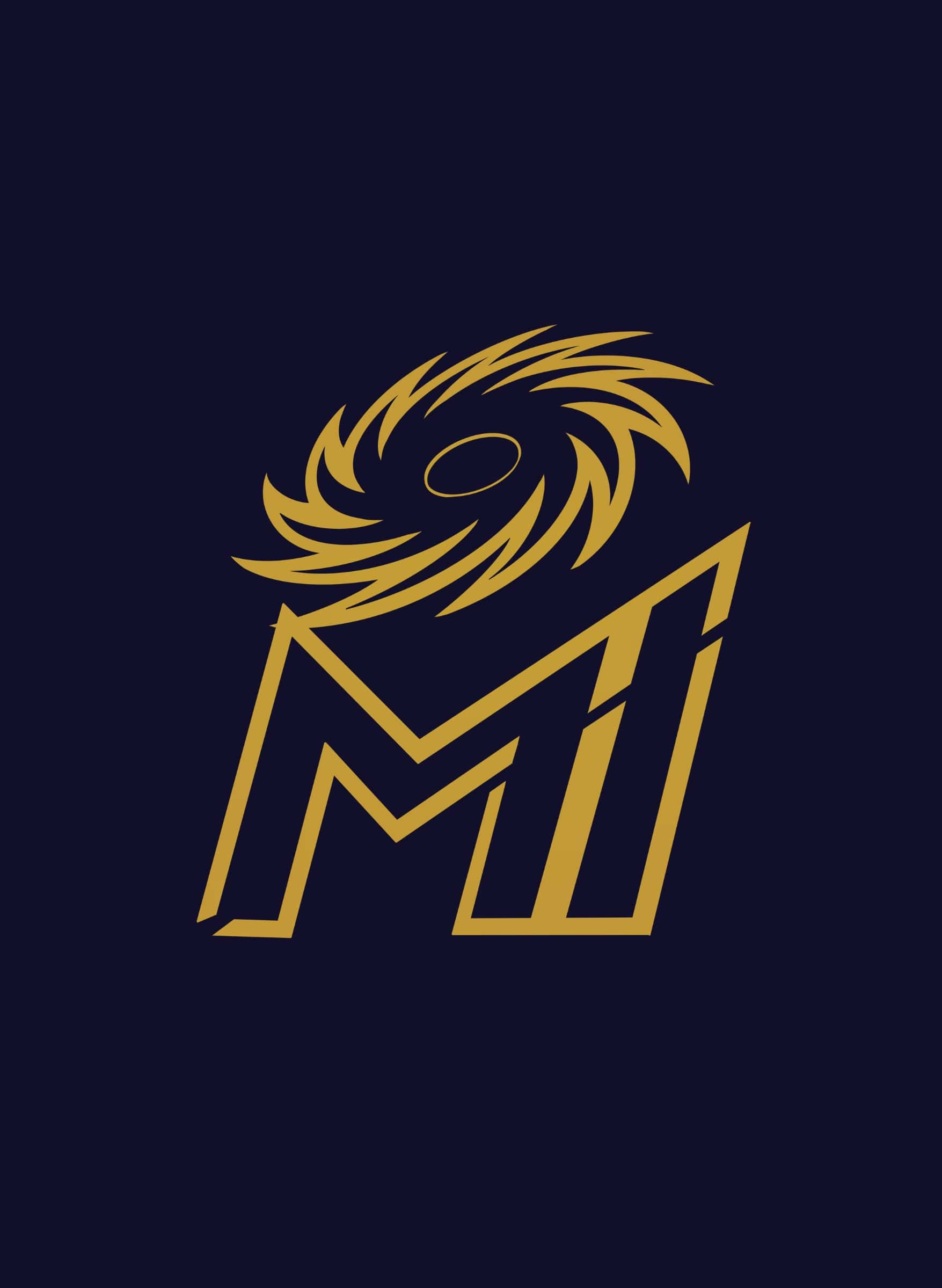 Mumbai Indians 桌布 壁紙 — 在深海軍藍背景上，一個大膽的金色風格化M，上方帶有旋轉的颶風狀設計。
