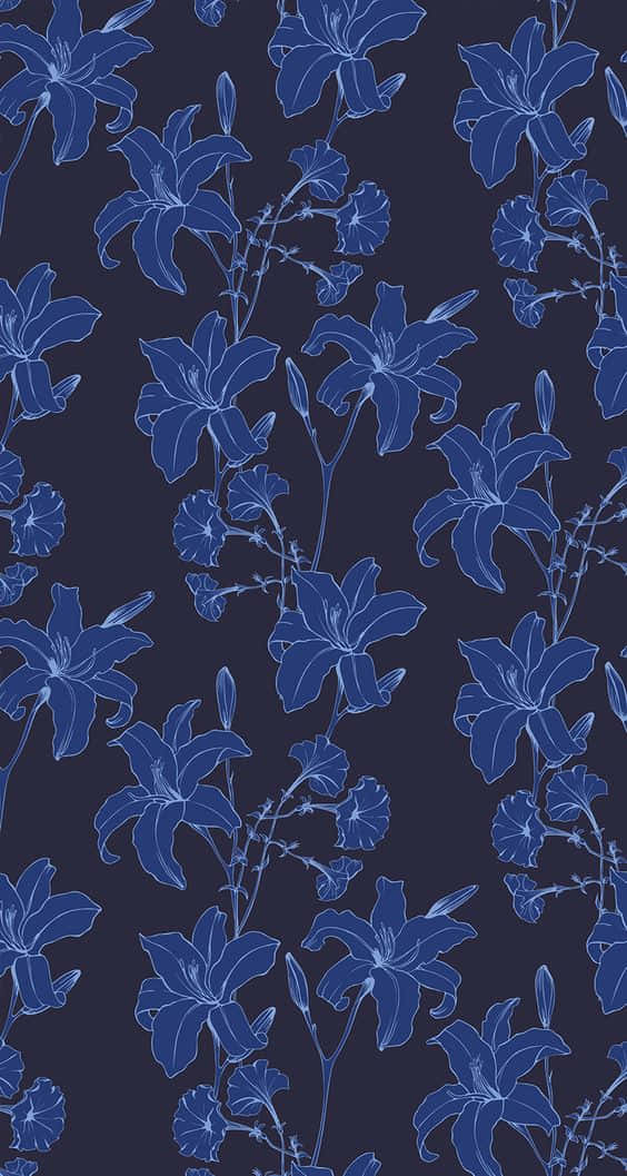 Dark Blue Pattern 桌布 壁紙 — 在深海軍藍背景上，帶有細微白色輪廓的藍色百合花和花蕾的重複圖案。