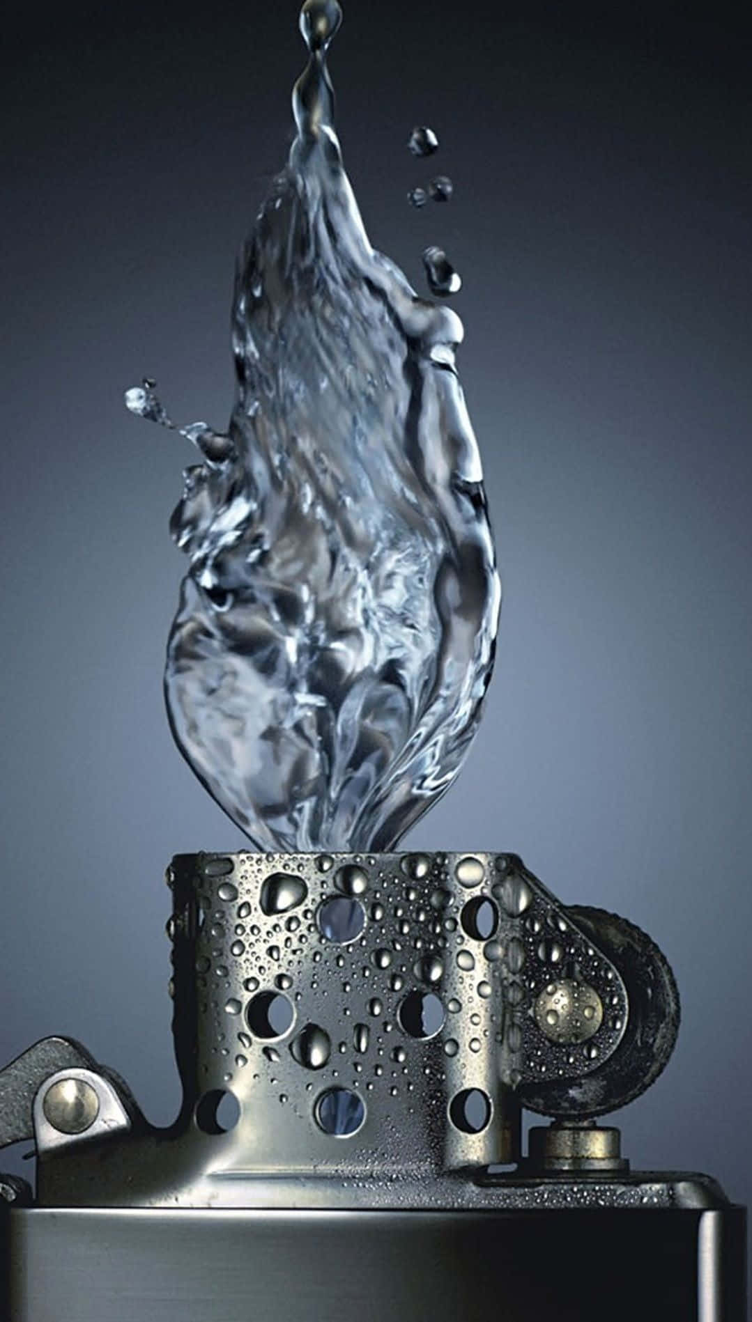 3d Water 桌布 壁紙 — 在深灰色背景上，清澈的水從金屬打火機中戲劇性地噴濺出來。