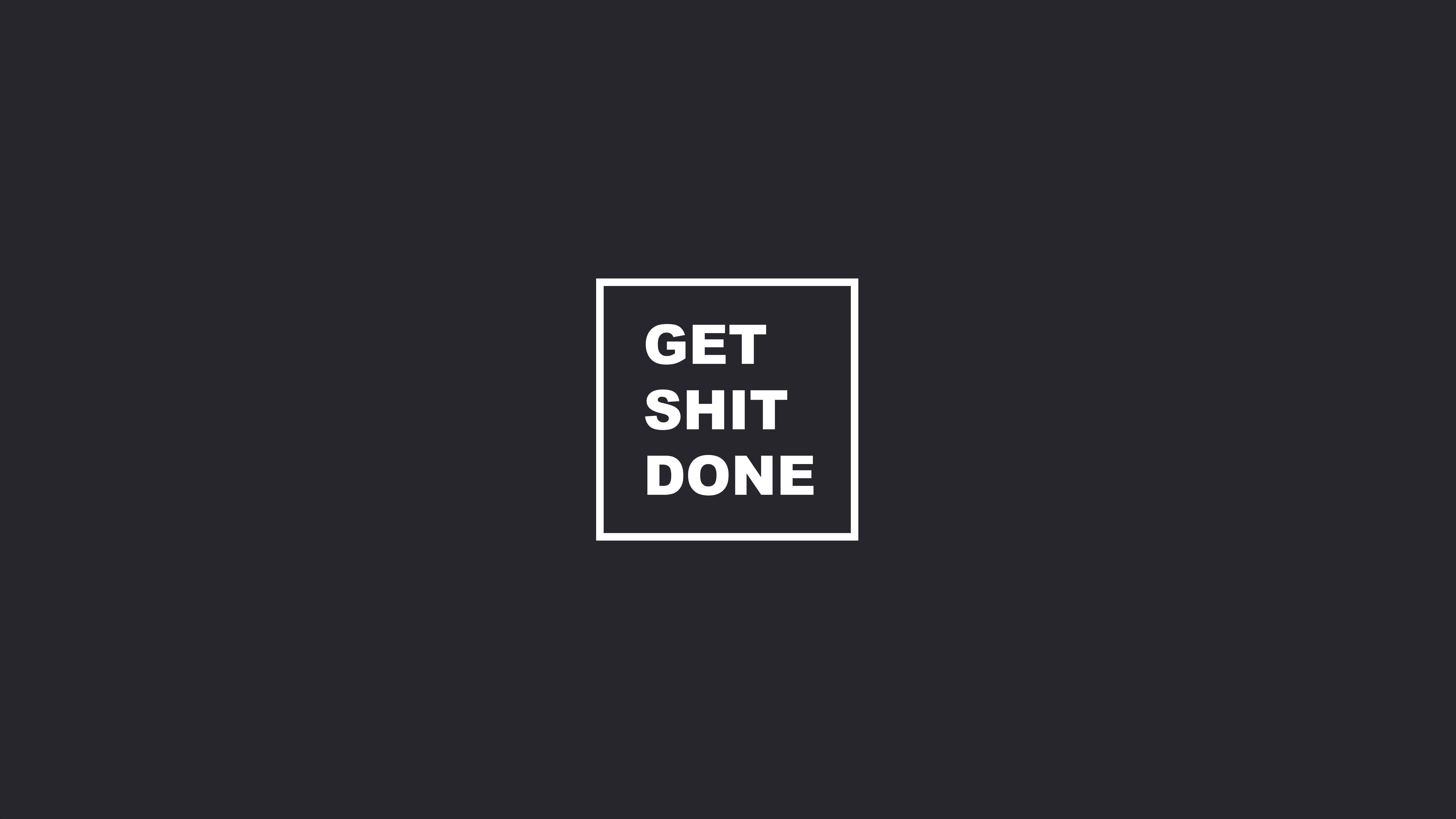 美學 桌布 壁紙 — 在深灰色背景上的正方形內，粗體白色文字寫著 get shit done。