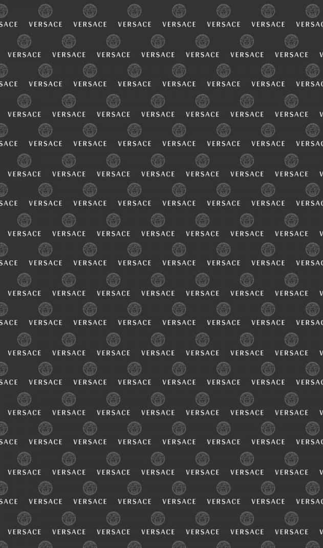 Luxury 桌布 壁紙 — 在深灰色背景上重複出現的 Versace 標誌和 Medusa 徽章銀色圖案。