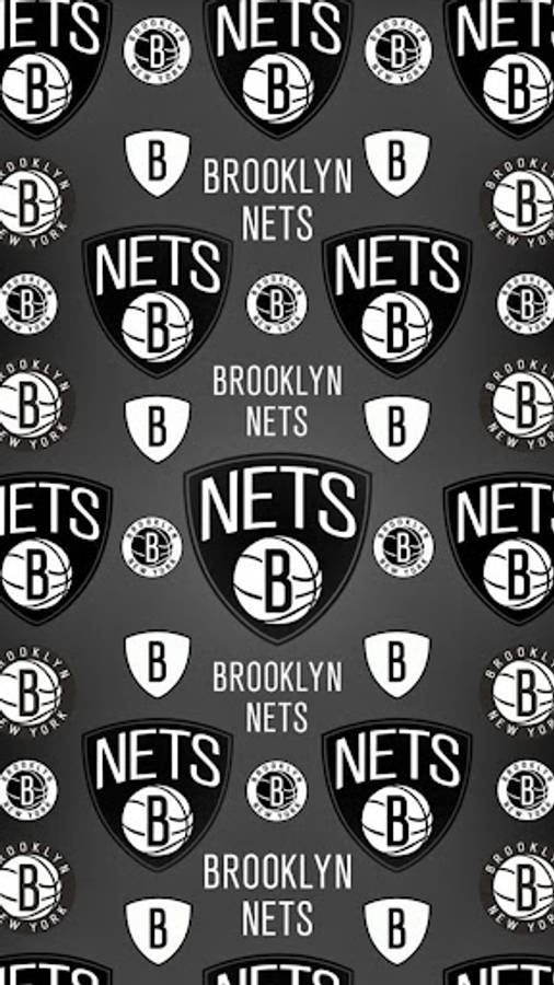 Brooklyn 桌布 壁紙 — 在深灰色背景上重複出現的布魯克林籃網隊黑白標誌圖案。