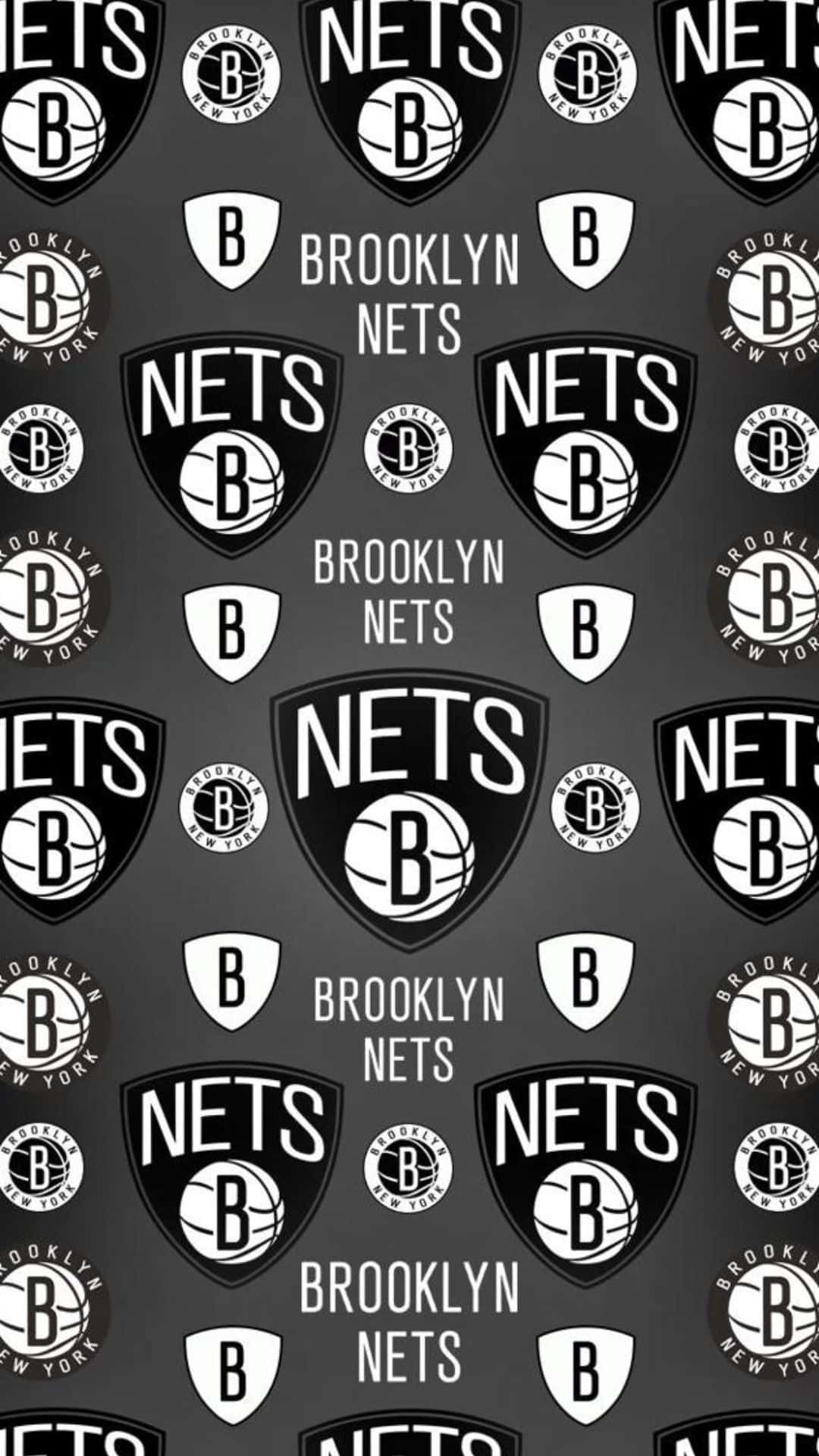 Brooklyn Nets 桌布 壁紙 — 在深灰色背景上重複出現的黑白布魯克林籃網隊標誌圖案。