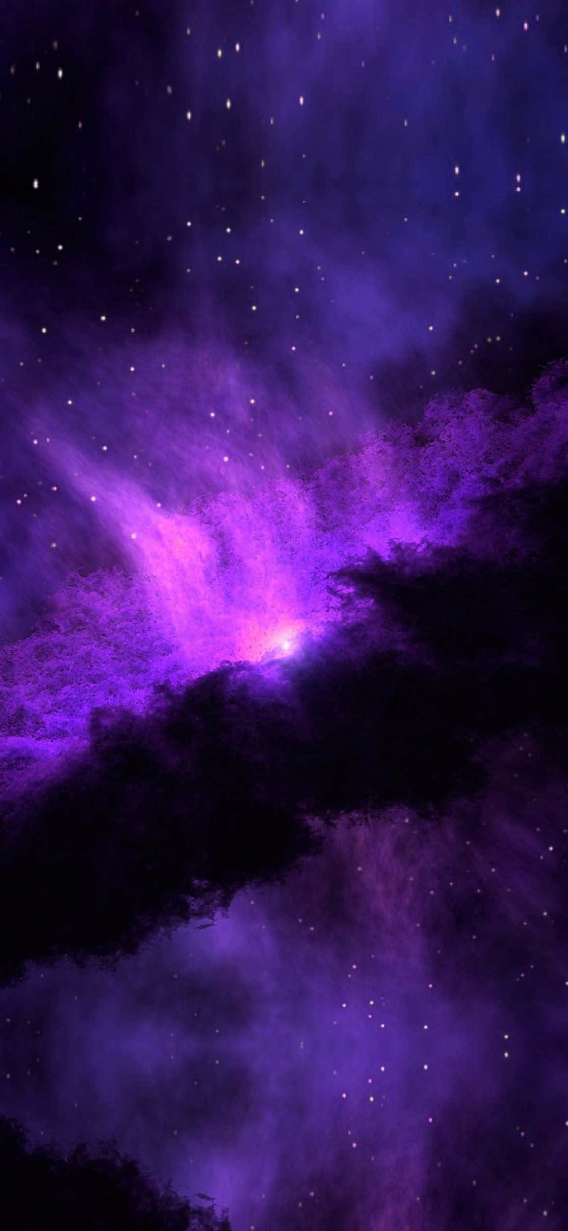 太空 桌布 壁紙 — 在深空場景中，一個充滿活力的紫色星雲在黑暗的宇宙雲和散落的星星之間發光。