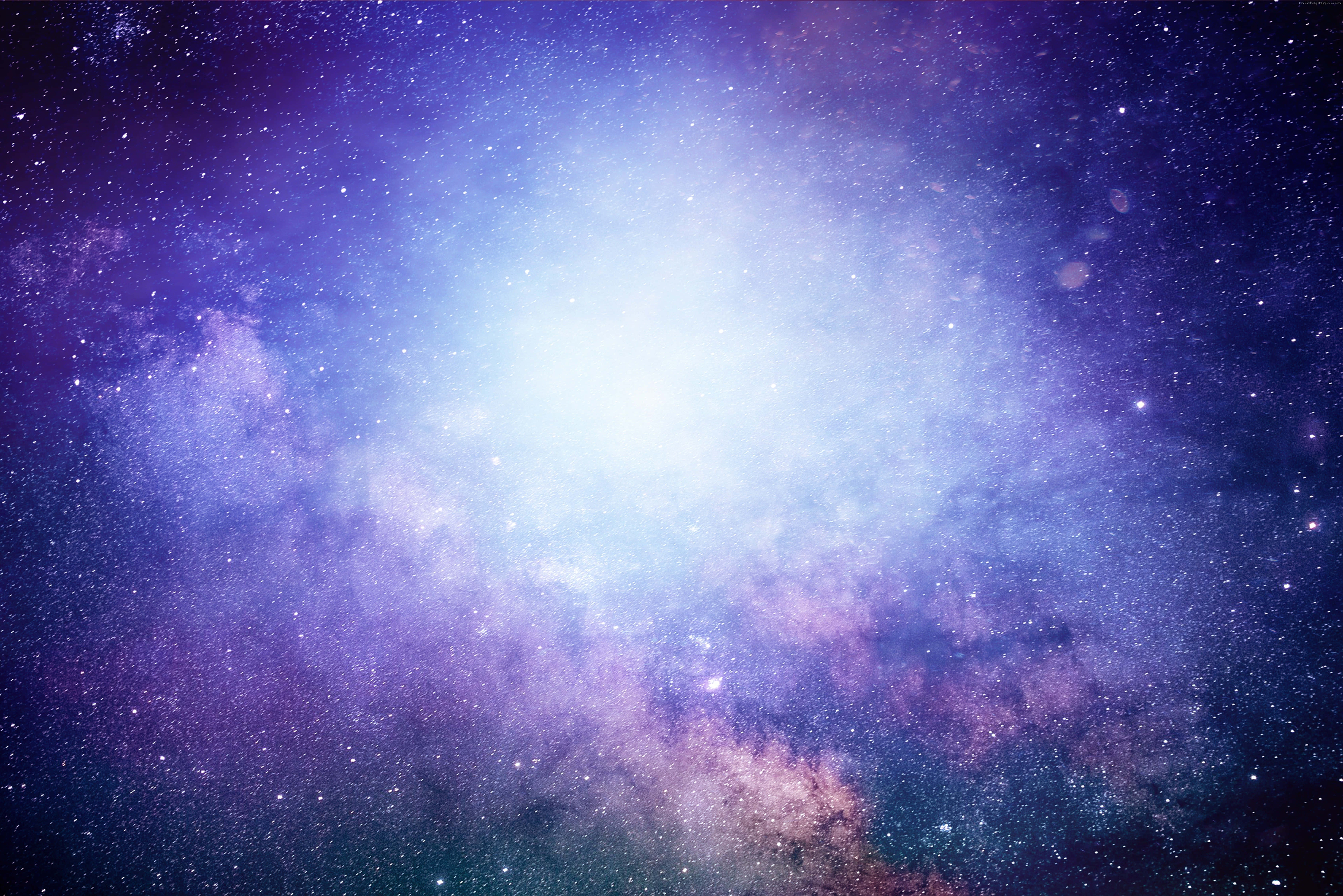 桌布 壁紙 — 在深空星場背景下，發光的宇宙星雲呈現紫色和藍色色調。