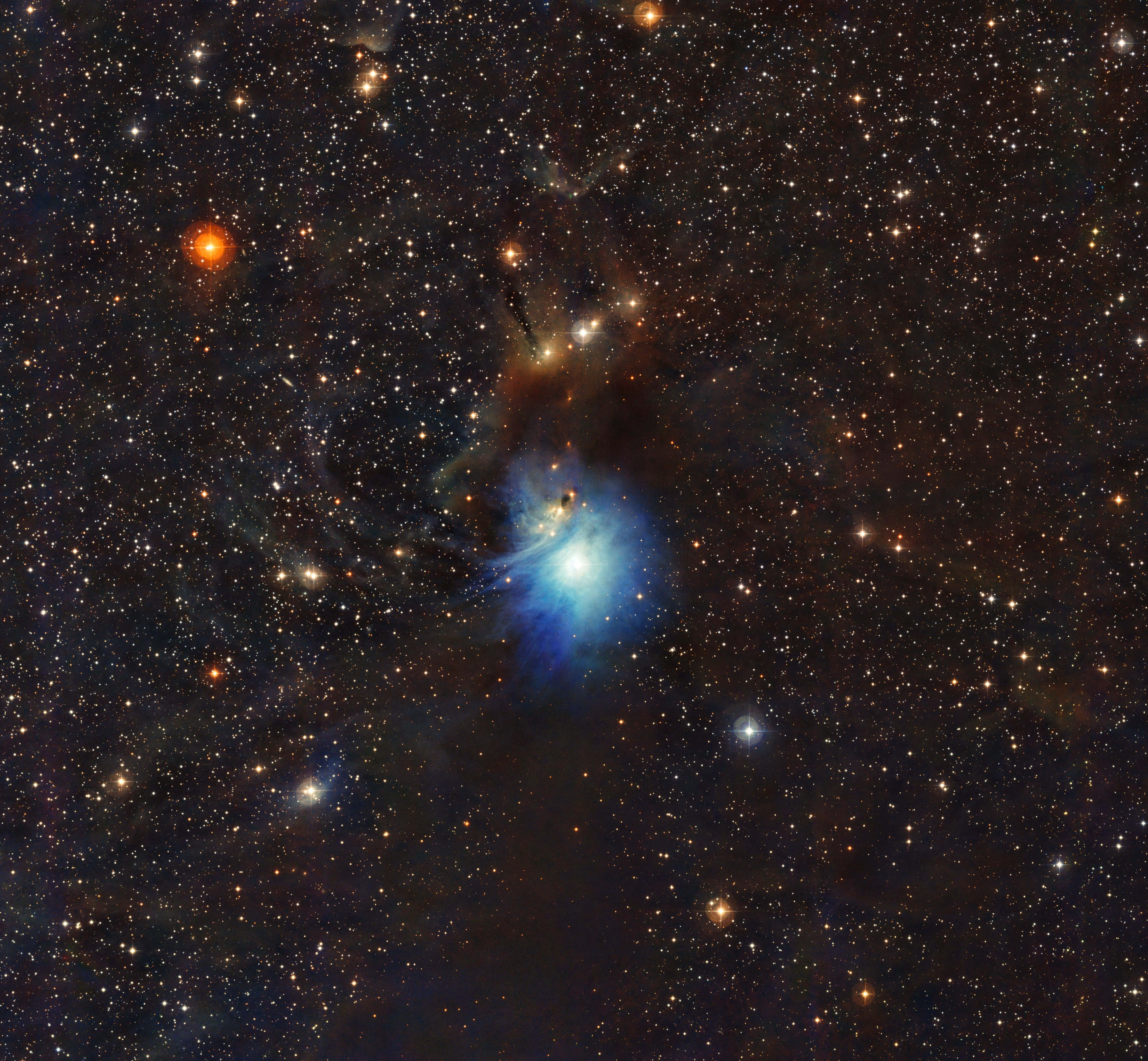 Telescope 桌布 壁紙 — 在深空的密集星場與宇宙塵埃中，一道充滿活力的藍色星雲發出光芒。