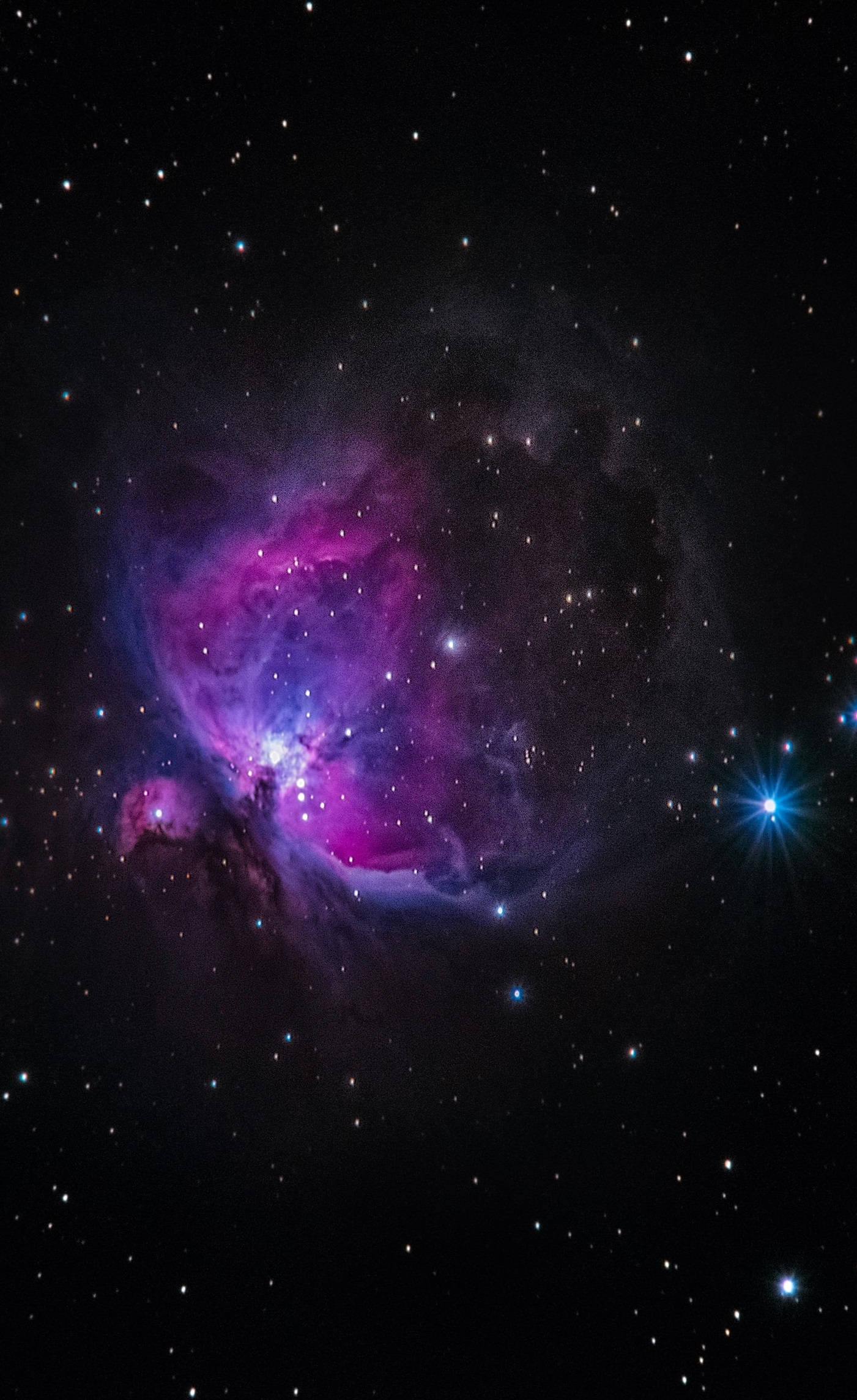 Stars 桌布 壁紙 — 在深空的星場中，一個充滿活力的紫色和藍色星雲發光。