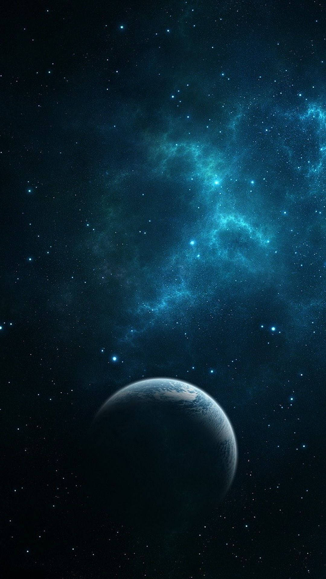 太空電話 桌布 壁紙 — 在深空的星場背景下，一顆發光的藍色星雲在遙遠行星後方旋轉。