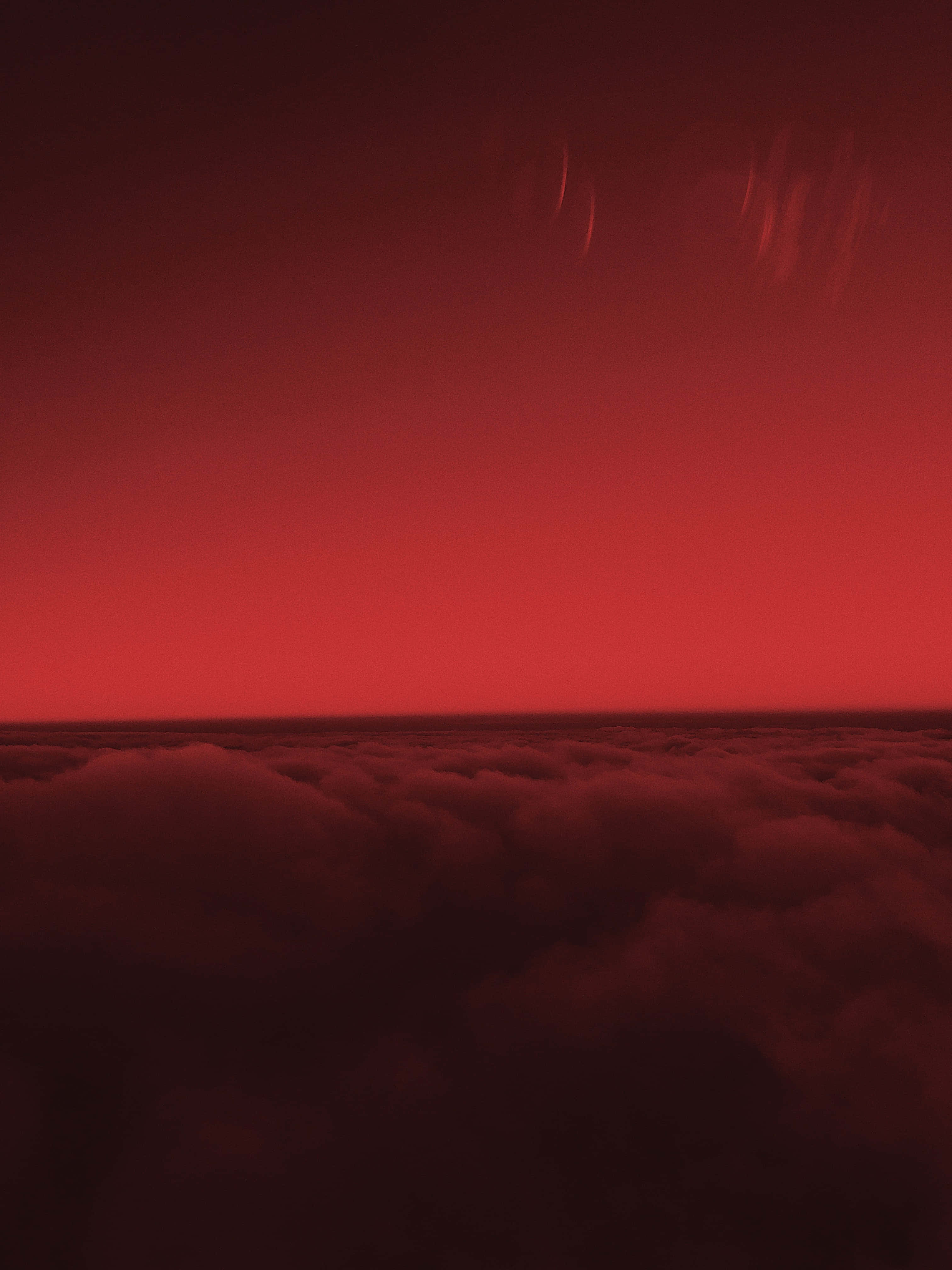 Aesthetic Red 桌布 壁紙 — 在深紅暮色天空下，無盡雲海之上的超現實航拍視角。