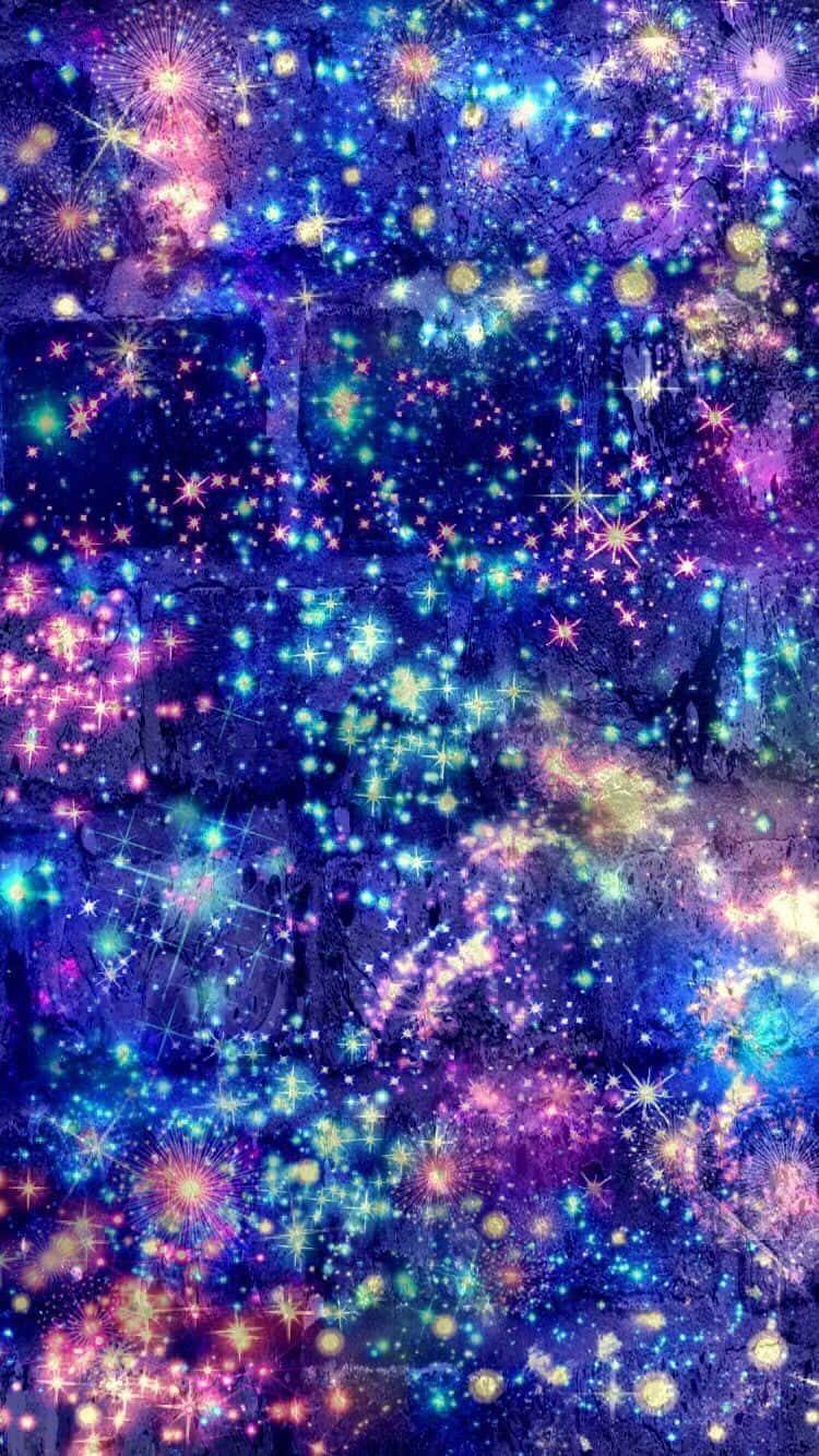 閃爍 桌布 壁紙 — 在深紫色和藍色紋理背景上，多彩星星和發光粒子爆發的充滿活力的宇宙場景。