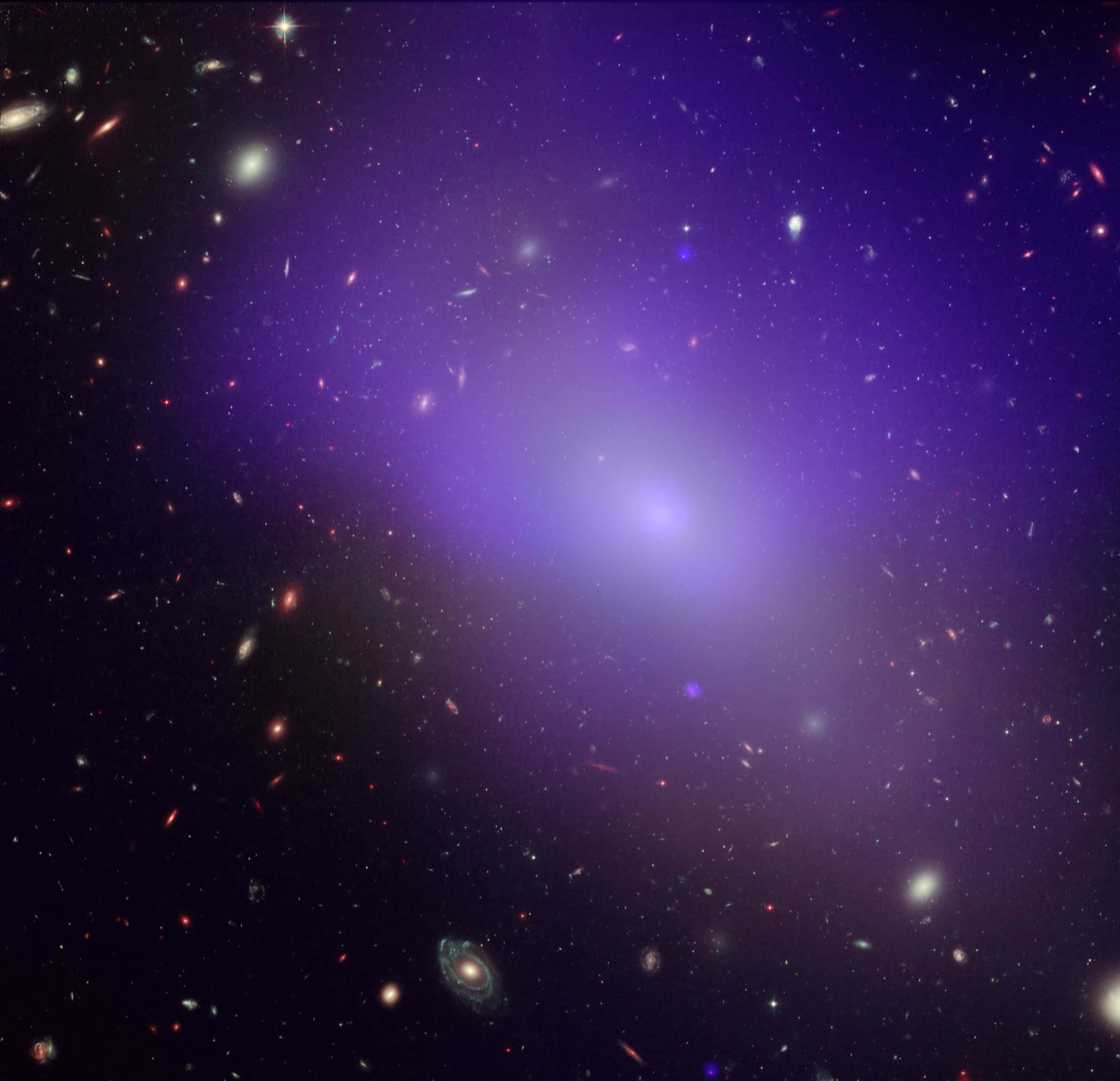 Elliptical Galaxy 桌布 壁紙 — 在深紫色和黑色的虛空中，遙遠星系發出光芒的宇宙景觀。