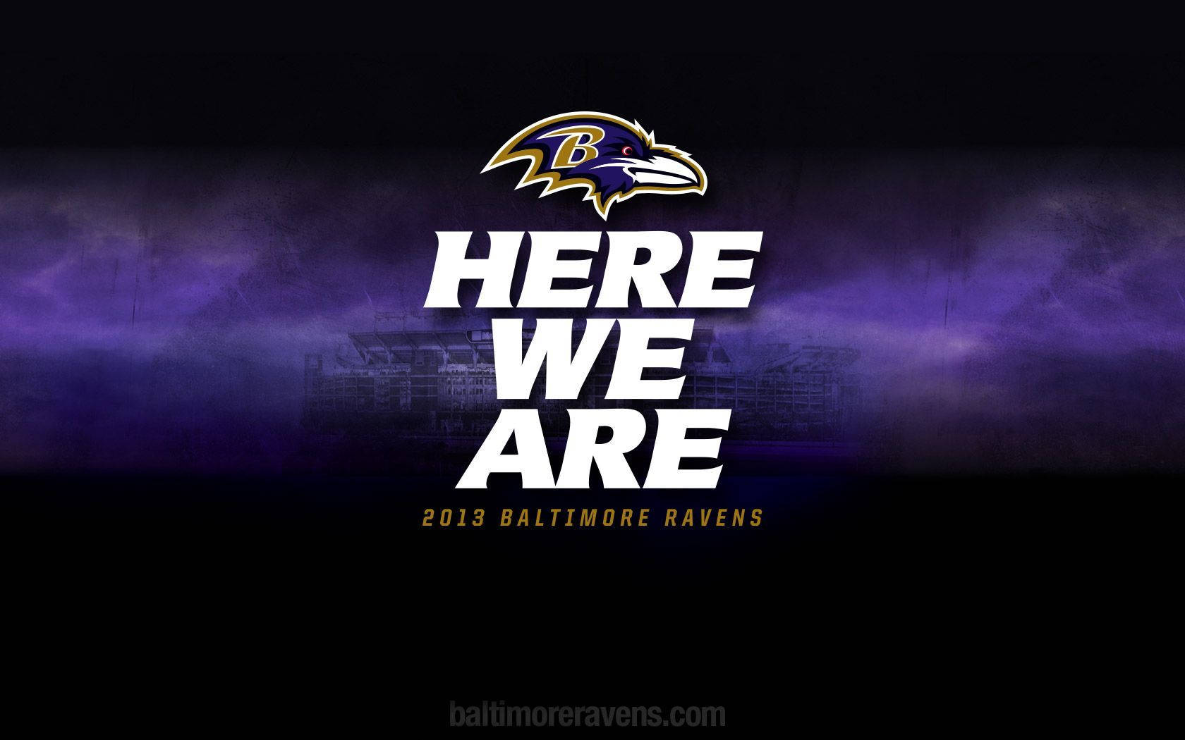 Ravens 桌布 壁紙 — 在深紫色暴風雨天空背景下，巴爾的摩烏鴉隊標誌下方有粗體白色文字宣告「HERE WE ARE」。