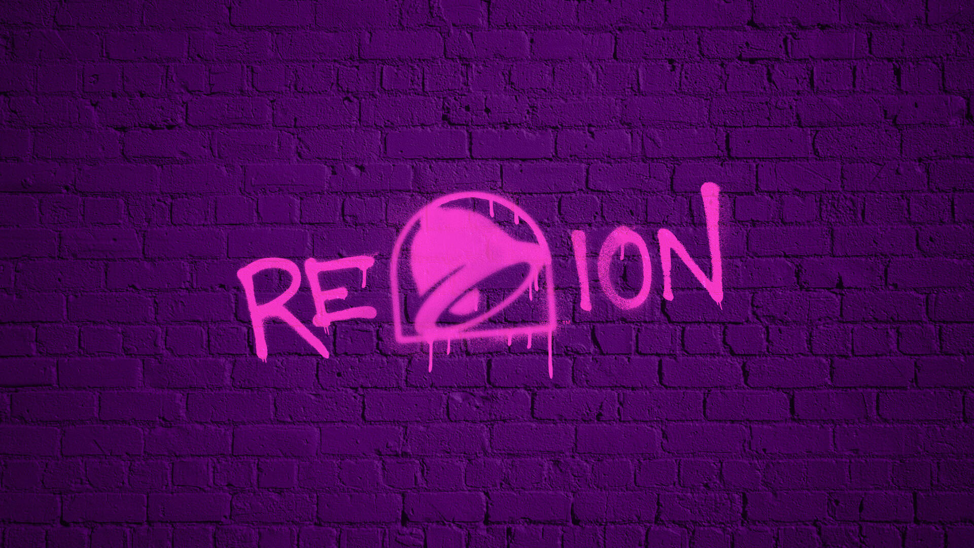 Taco Bell 桌布 壁紙 — 在深紫色磚牆上，鮮豔的粉紅色塗鴉拼出「REΛION」，並帶有滴落眼睛符號。