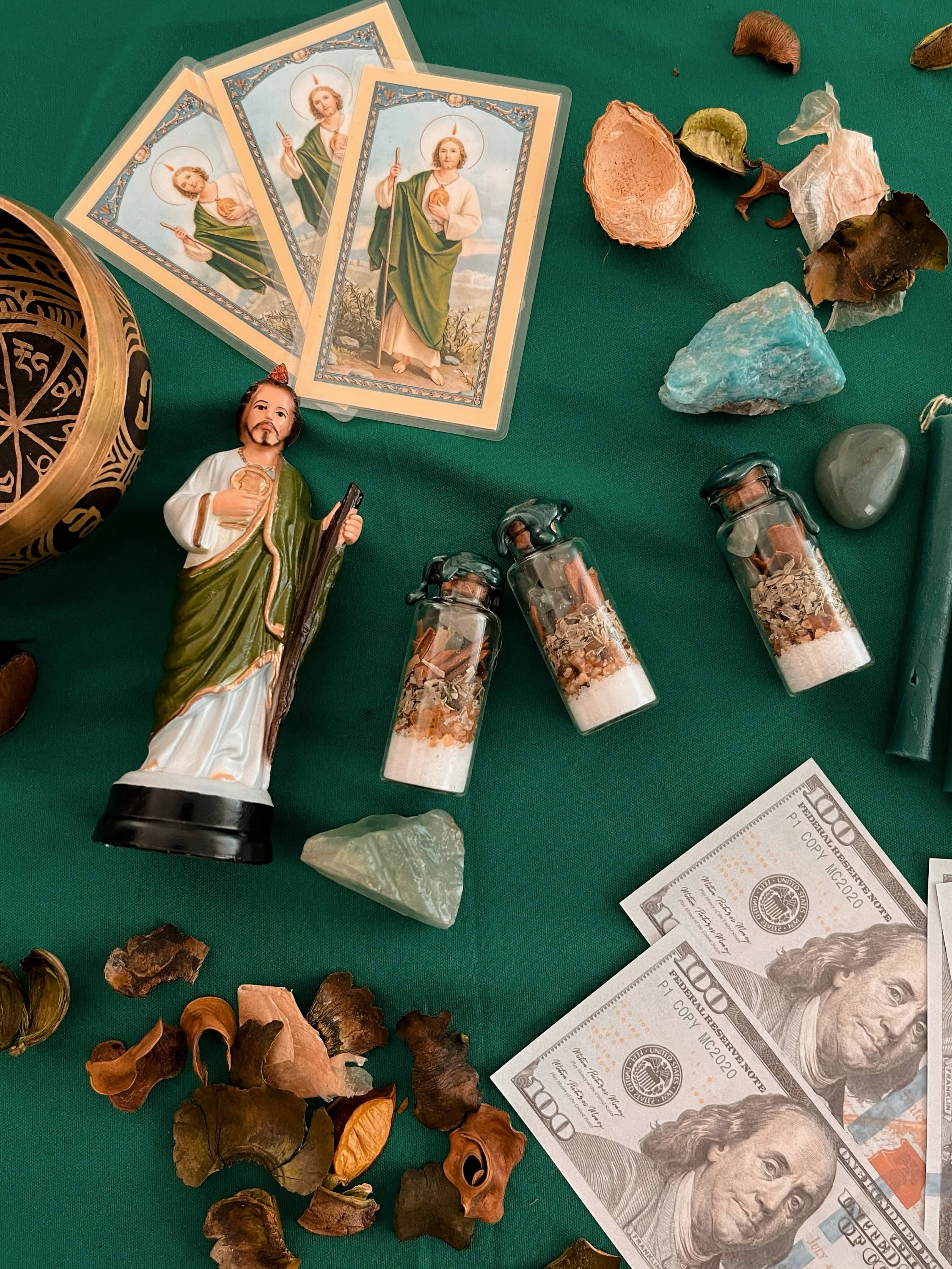 religion 桌布 壁紙 — 在深綠色布料表面上排列的宗教圖標、金錢、水晶和乾燥植物的平鋪佈局。