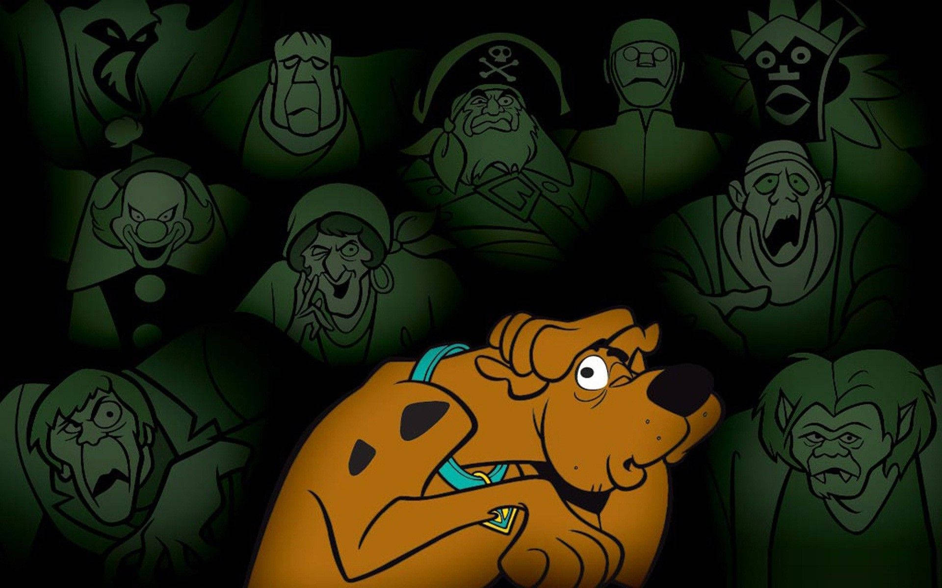 Scooby 桌布 壁紙 — 在深綠色背景中，史酷比看起來嚇了一跳，因為鬼怪卡通反派隱約出現。