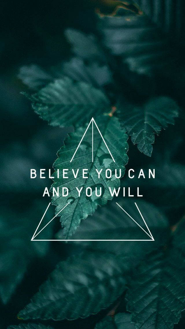 Motivation 桌布 壁紙 — 在深綠色葉子的特寫上疊加了一個白色幾何三角形框架的勵志名言。