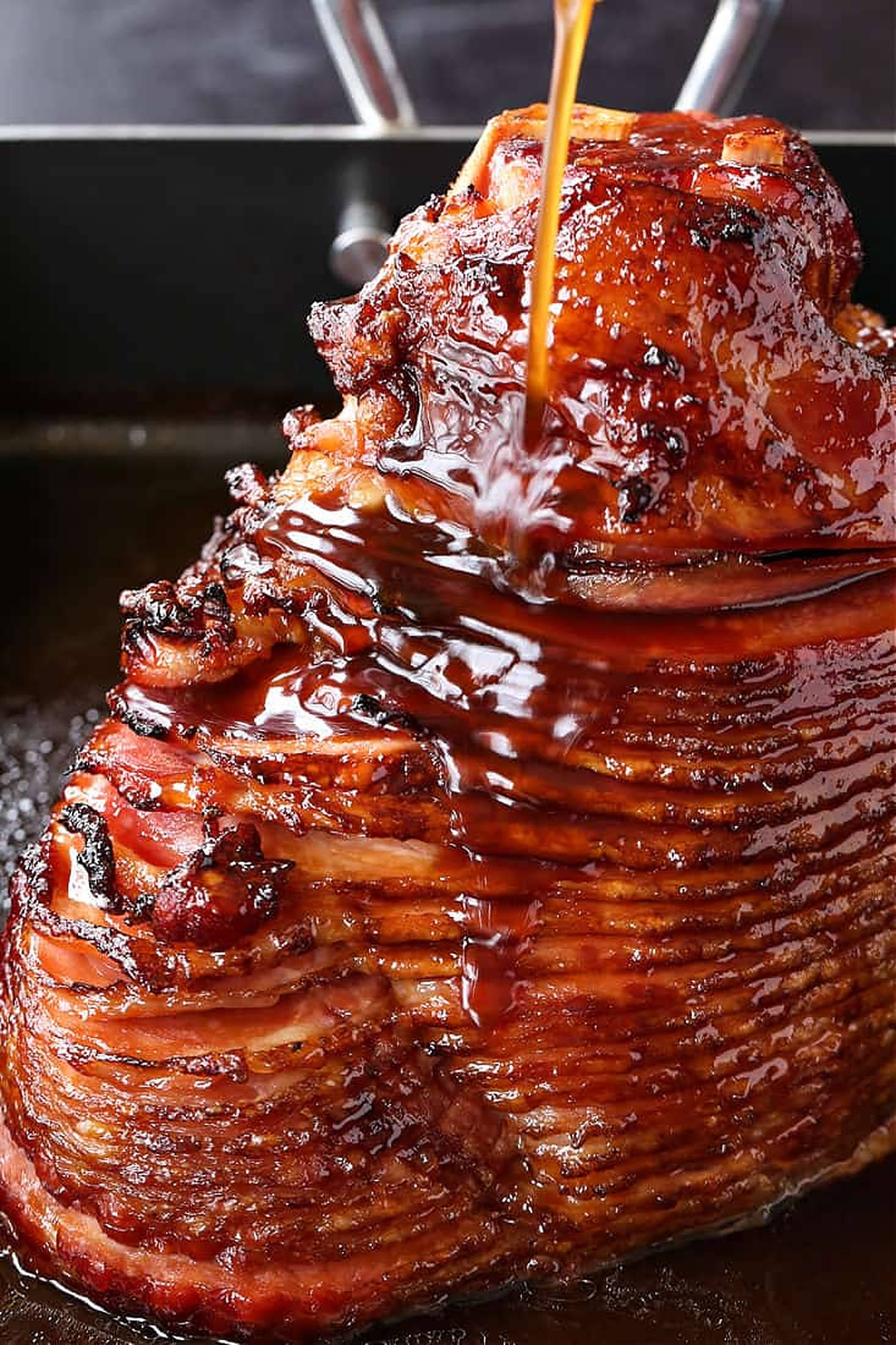 Ham 桌布 壁紙 — 在深色平底鍋中，閃亮的烤火腿表面淋上焦糖化釉料。