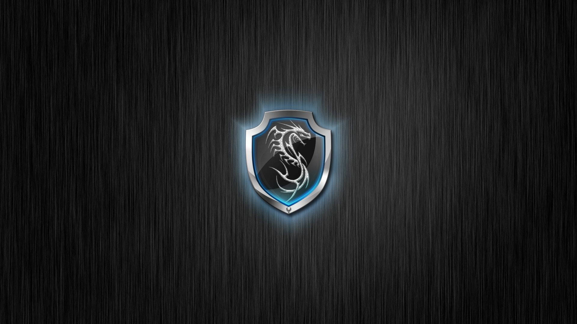 Msi Gaming 桌布 壁紙 — 在深色拉絲金屬背景上，一個發光的藍銀色龍形徽章。