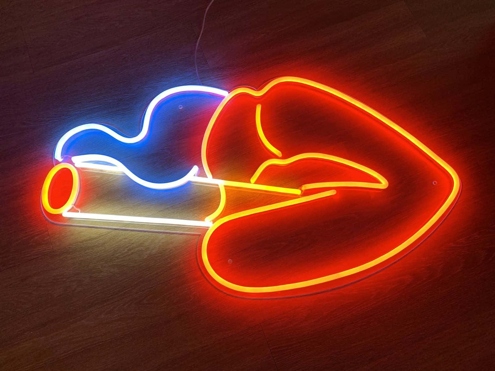 Neon Lights Aesthetic 桌布 壁紙 — 在深色木地板上，紅色嘴唇親吻藍色香煙的鮮豔霓虹標誌。