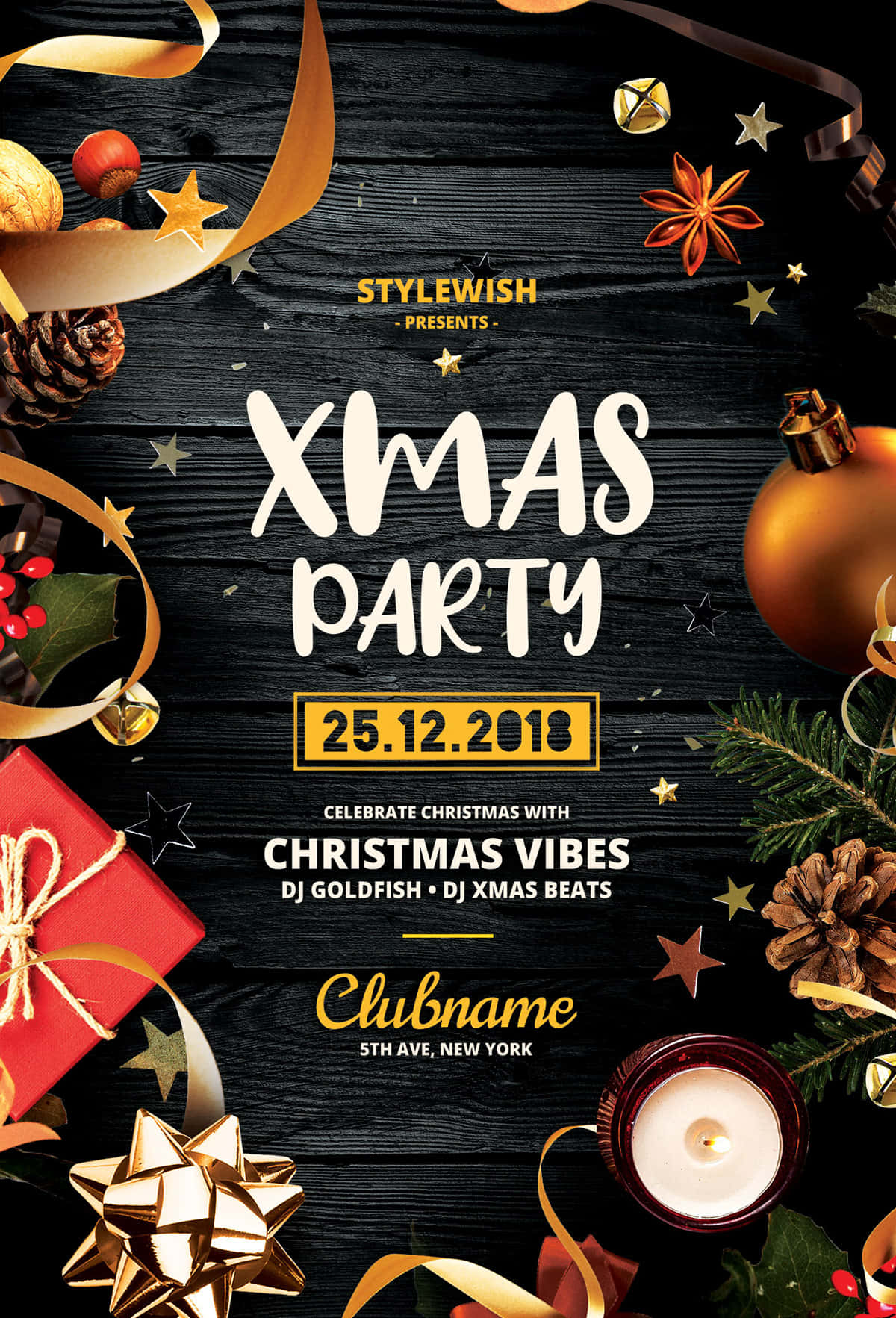 Christmas Flyer 桌布 壁紙 — 在深色木頭上帶有金色絲帶、松果、裝飾品和點燃蠟燭的節日聖誕派對海報。