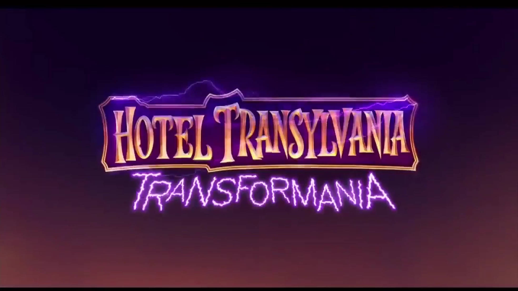 hotel transylvania transformania 桌布 壁紙 — 在深色漸層背景上，Hotel Transylvania Transformania 的發光霓虹紫色和金色標題標誌。