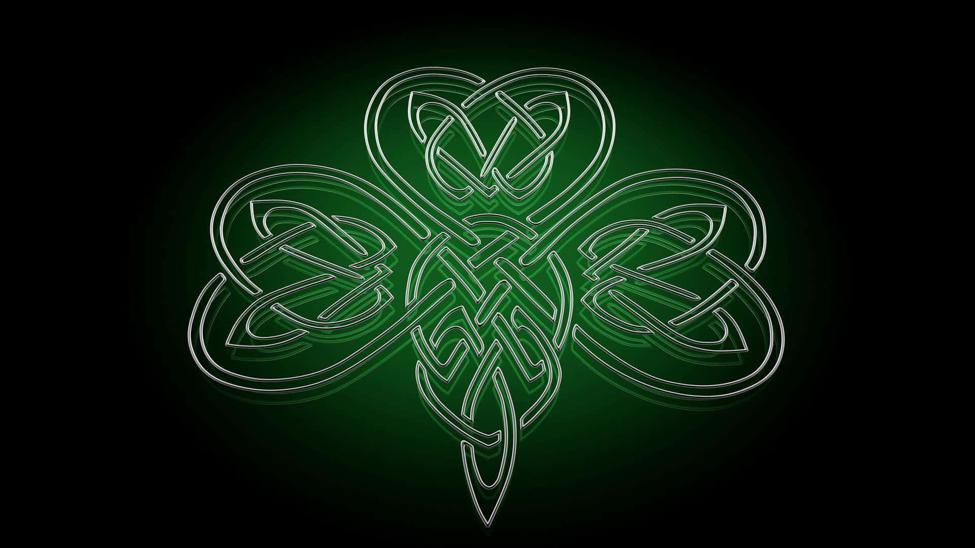 Celtic 桌布 壁紙 — 在深色漸變背景上，一個發光的綠色凱爾特結三葉草設計，帶有複雜交織的線條。
